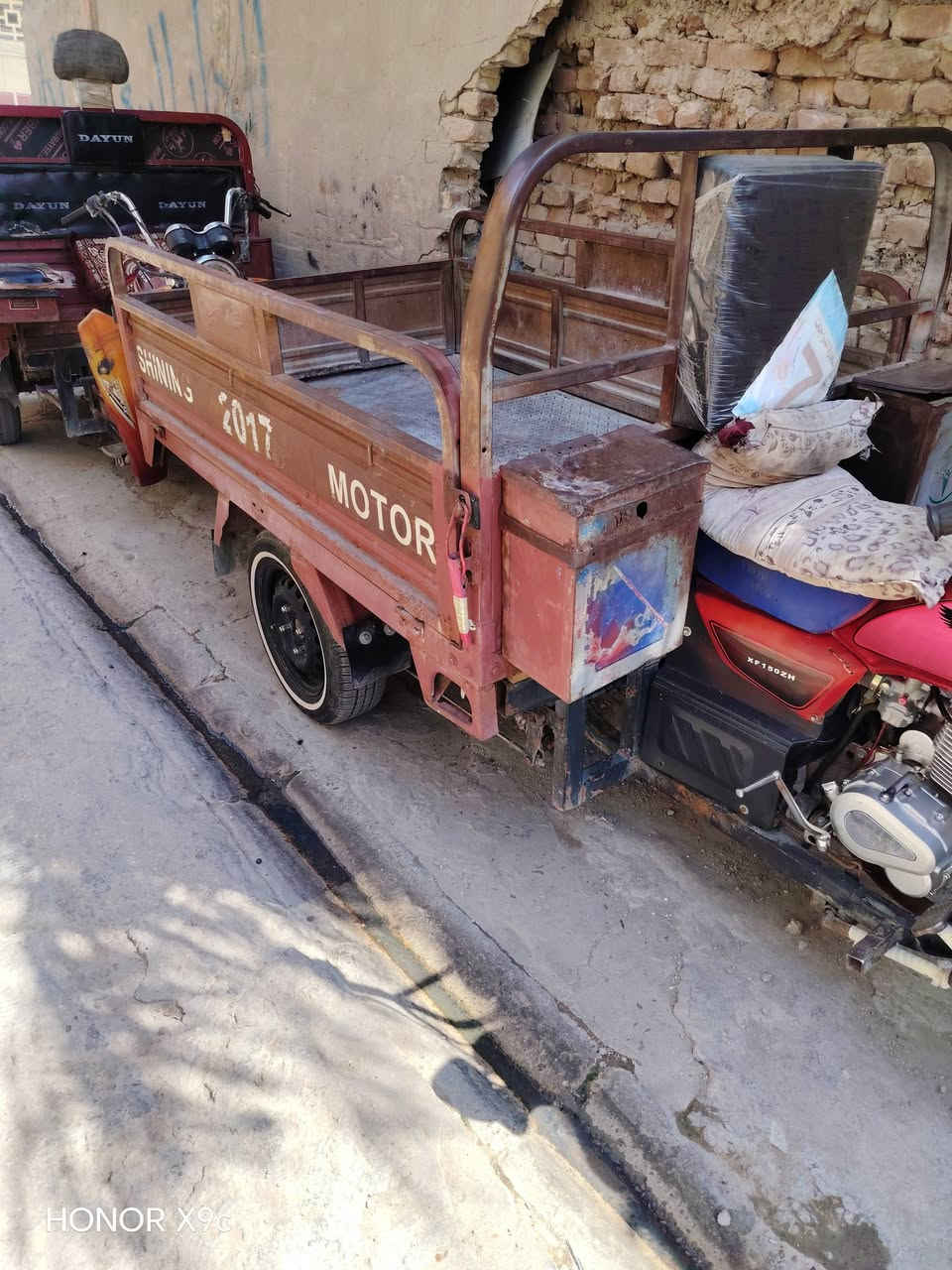 ستوته للبيع ١٧ أوراق  محرك جديد مكفوله جاهزه مكان سذه الهنديه ***********

نص مكتوب في الصور:
- HONOR X9c