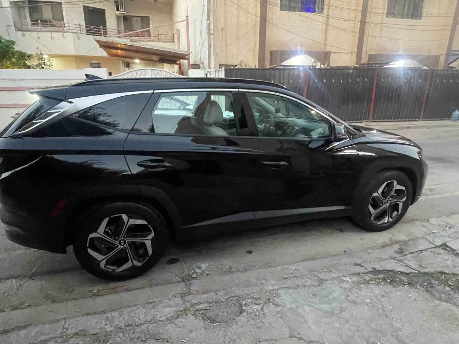 السلام عليكم للبيع توسان لمتدد اعلى فئة  
وبدون ايرباك السعر 185$  وبيها مجال للشراي رقمها بغداد وتحويل ثاني يوم
 خمس كامرات
موديل 2023 وارد امريكي السيارة ماشية28 الف ميل فقط
لون  اسود شذري
السياره تتقدم وترجع بالبصمة
كير دكم 
 تو ويل
خزن ميموري للكشنات
بصمة تشغيل 
تشغيل عن بعد
بصمة أبواب لمس 
دخول ذكي 
بانوراما على طول السيارة 
صندوق كهرباء شفط 
كامرات 360 درجة
 ( جانبية - أمامية - خلفية )  -5 كامرات
كامرات مع الأشارة 
تدفئة وتبريد جميع الكشنات 
ماعدى الكشنات الخلفية فقط تدفئة
رادرات وسياقة ذاتية 
الكشنات الأمامية كهرباء 
أضواء محيطية متعدد
مرايات تعتيم ذاتي 
أبل كار بلي 
أندرويد أوتو 
شاشة ديجتال 3 أشكال للقيادة 
أشاير ترحيب 
أضواء أمامية LED زنون 
أضواء خلفية LED
نظام سماعات BOOS مايحتاج اسولف عنهن
توزيع ممتاز كلش عالي
فول أوامر صوتية 
جامات أوتو 
قطعتين تبريد 
إشارات ب المري 
شفتات ستيرن 
تحكمات ستيرن 
هاند بريك بصمة 
شحن واير ليس 
منافذ شحن 
أوتو هولد 
اوتو ستوب 
حساسات أمامية 
حساسات خلفية 
گير ٣أنظمة سمارت وسبورت ونورمل 
رادار أمامي 
رادار خلفي 
رادار جانبي 
نقطة عمياء
وبعد بيه كلش هواي مواصفات
 
حادث سياره فقط بنيد وبدون ايرباك والصور كدامكم وهي احلى من الصور بالحقيقة 
سياره جديده ومابيه اي نقص عليه حمام جديد وبوليش ونانو سيراميك ب300 الف قبل ايام في مركز موسكو  وتبديل دهن قبل يوم يم مركز الحسام السيارة جاهزة مرقمة بغداد / البنوك *********** واتس
