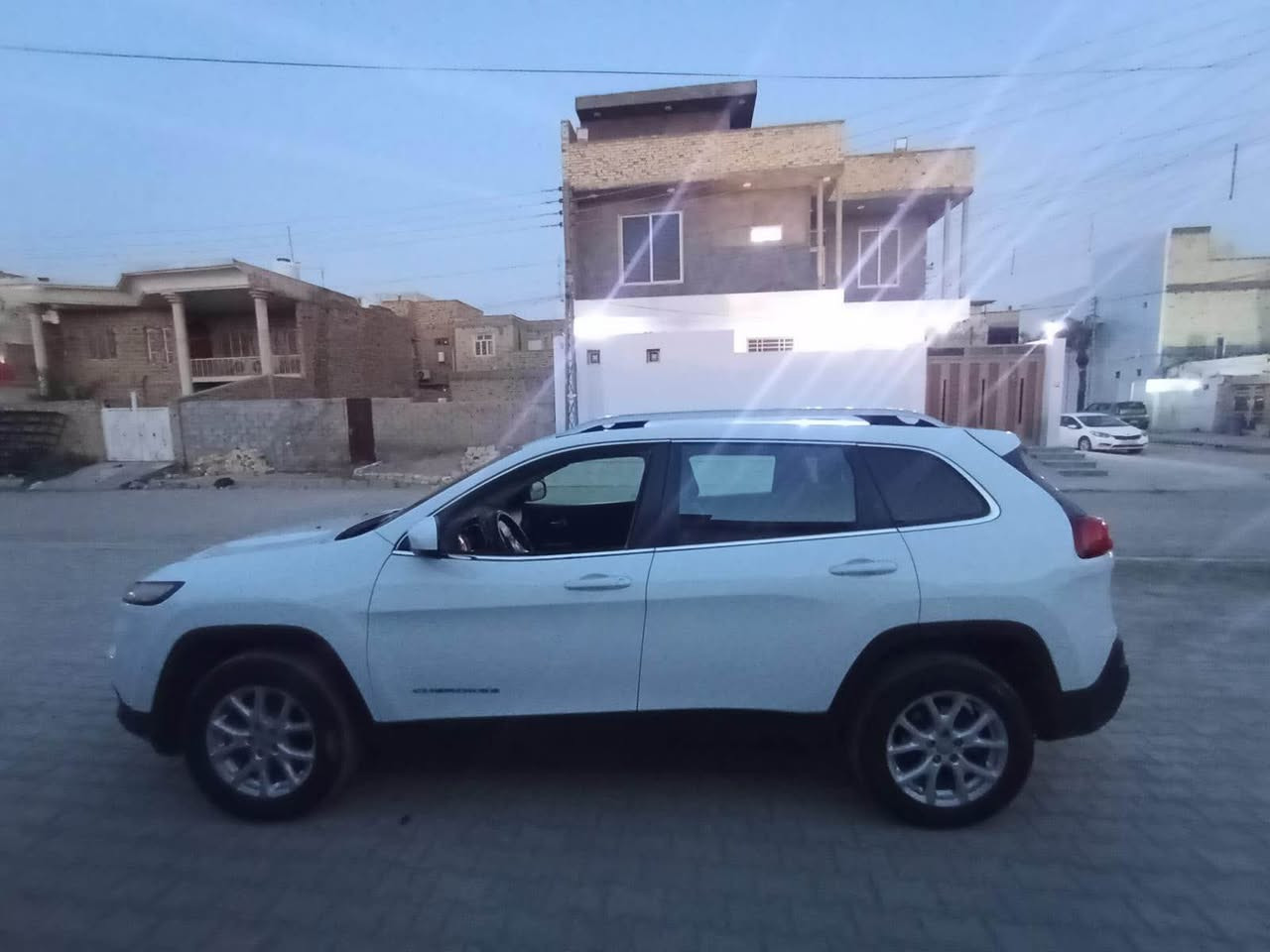 جيب شيروكي موديل ٢٠١٧
فئة لاتيتيود
محرك اربعه سلندر ٢٤٠٠
محرك وگير مكفول 
تبريد قطعتين ثلج 
شاشة مع تحكمات ستيرن
ماشيه ٧٠ الف ميل
حره بأسمي  سونار بالمنشور 
السعر 110   سياره جديده معتني بيه معنه كلمه
راقم هاتف *********** عمارة, ميسان
