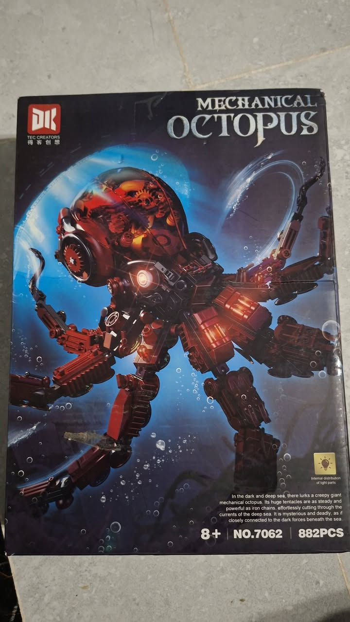 مجموعة بناء "الأخطبوط الميكانيكي" (Mechanical Octopus) من العلامة التجارية DK Tec Creators.تحتوي المجموعة على 882 قطعة وتتضمن أجزاء مضيئة.تعتبر هذه اللعبة مناسبة للأعمار من 8 سنوات فما فوق وهي مصممة كنموذج عرض أو لعبة تعليمية (STEM).يمكن العثور على المنتج عبر الإنترنت تحت رقم الموديل NO.7062.
السعر/٣٥ الف 
تواصل واتس اب ***********
