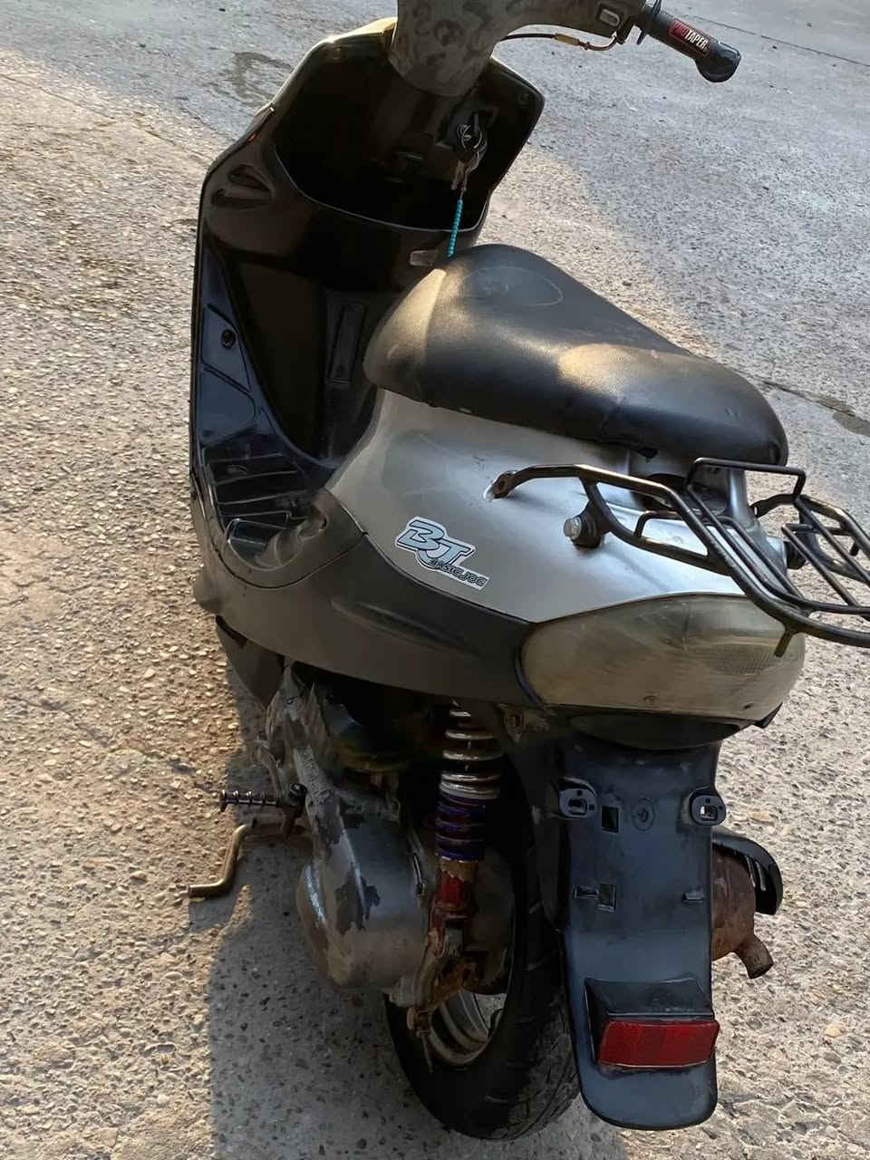---
*دراجة تسع زروف للبيع* 
السعر: 350 الف فقط 
المواصفات:
- محرك قوي وصرف بانزين قليل
- بيها حمالة خلفية 
- تايرات زينة وجاهزة
- تفيد للدوام واللفات القريبة
الدراجة نظيفة ومابيها اي نقص 
المكان: البصرة 
للتواصل: ***********
الشرايه  فقط يراسلوني
---
