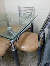 ميز طعام • ٤ كراسي • ما بيه ضرر