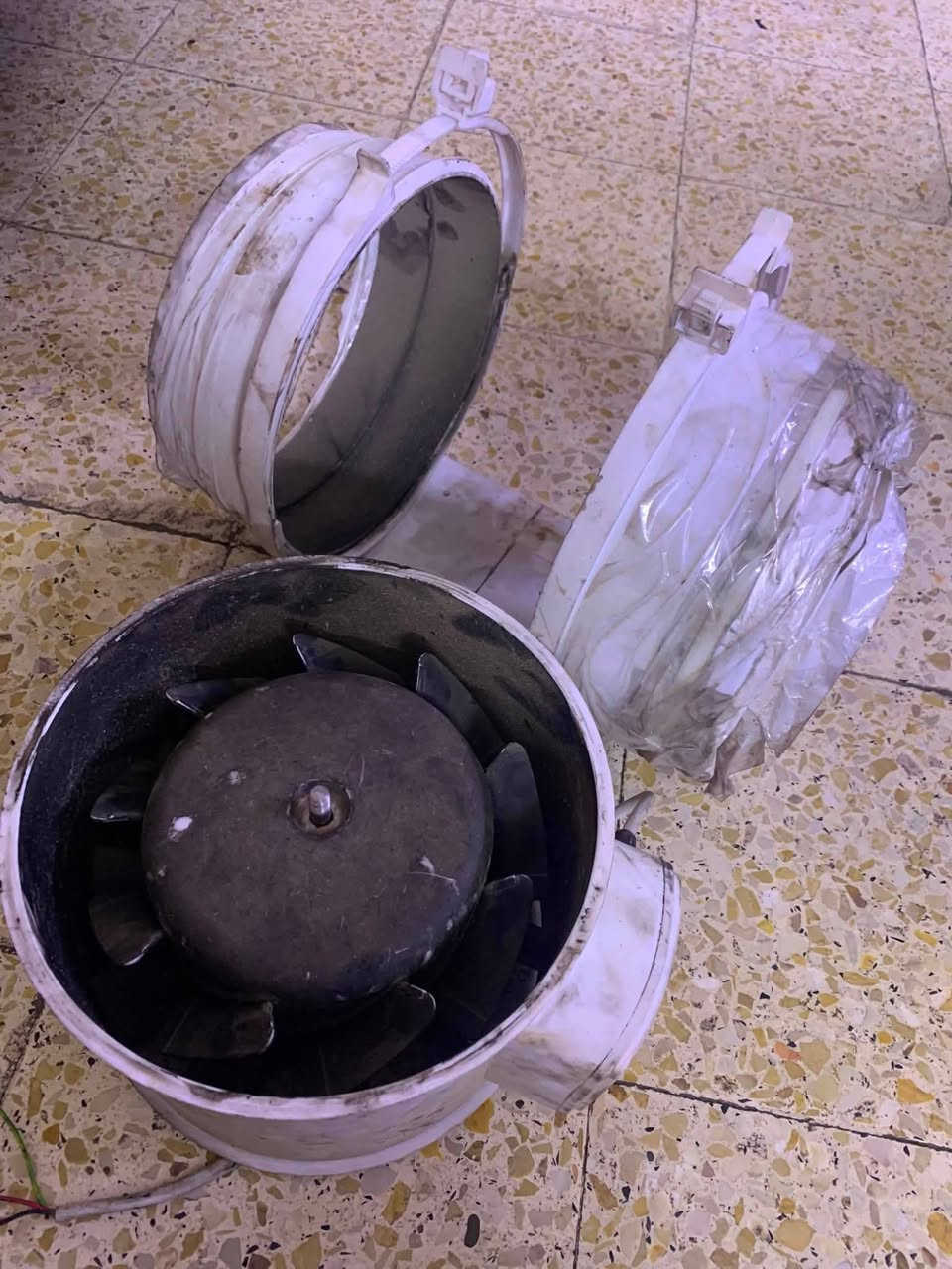 غراض مطعم للبيع شوايه كص 6 عيون كامله هيه وغراضها صينيه وشيش وقاعده تشيش
بوجه قياس 120 سم * 90 سم وياها ساحبه مطاعم 
صاروخيه 8 انج  متواجد وتساب ***********
