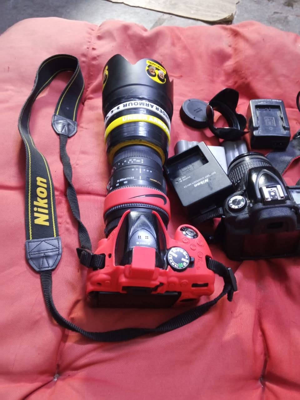 كامرات البيع 📸
وحدة خمسة وميتين
وحدة دي تسعين زوم رياضي وزوم عادي نضافة 100/100 هنة وملحقاتهن 
السعر...
700
رقم الهاتف ***********📞
