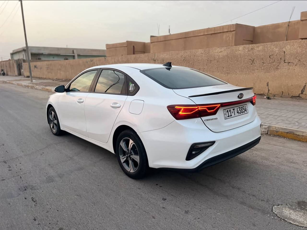 سيراتو خليجي موديل 2019 مكينه 1600 بيه صبغ شبرين بجاملغ الامامي فقط شبرين رقم بغداد دولي هزه جديده صارله شهر مداور ثاني يوم  ماشيه100
 فول  موصفات عده الفتحه لد خلفي
مري شفط اشاره بلمي تبريد قطعتين جاهزة من كلشي خير من الله سبير مانازل سياره جديده بمعنى الكلمه ارضيه جلد //***********
