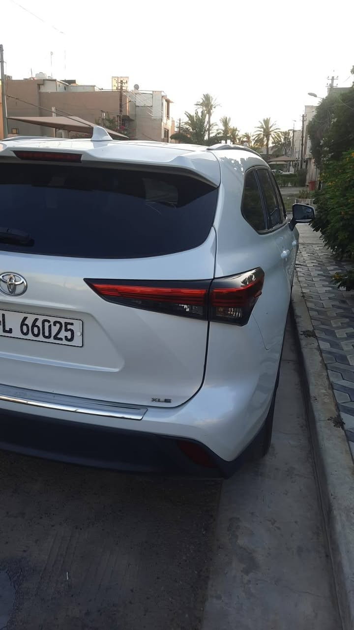 🚗 للبيع: ToyotHighlander Xle 2022
✨ التفاصيل:
- محرك: V6 بنزين 3.5 لتر
- فئة xle فل مواصفات
- 
- اللون: أبيض صدفي
- رقم: بغداد 
- الممشى: 90000 كم

🛋️ المواصفات:
- 7 راكب
- داخل Vip لون بيجي مميز 
- تدفئة كشنات
- سلايد (فتحة سقف)
- صندوق كهرباء
- شاشة وسطية كبيرة + نظام صوتي
- كاميرا خلفية 
- رادار أمامي + رادار جانبي + رادار خلفي 
- لايت زنون + لايت أوتو
- مرايا كهرباء 
- ويل كب
- بردات جانبية
- بصمة تشغيل + دخول ذكي
- مثبت سرعة + نظام أمان كامل (Toyota Safety Sense)
-كتاب تضليل  60٪
-رقم بغداد الجديد تحويل مباشر 
السعر :360$ وبي مجال 
📍 الموقع: بغداد  الكرخ  منصور

🔥 السيارة وارد  ت (فقط صبغ دعاميه ) 
📞 ***********
