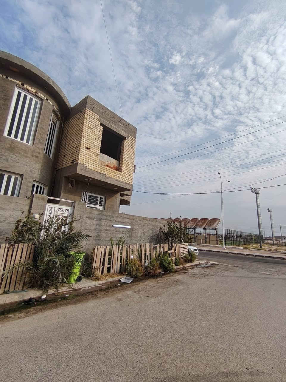 .سلام عليكم 
للبيع بيت ركن 
 على  شارع 40 
منطقه 5000قرب ملعب 11
 مساحه 175 متر 
طابقين طابق أول فول 
طابق ثاني بعده 
 طابق أول غرفتيين 
صاله 
استقبال 
مطبخ 
كراج
طابق ثاني 3غرف 
بأسمي تحويل ثاني يوم غير مطلوب
السعر خاص 
***********
***********

