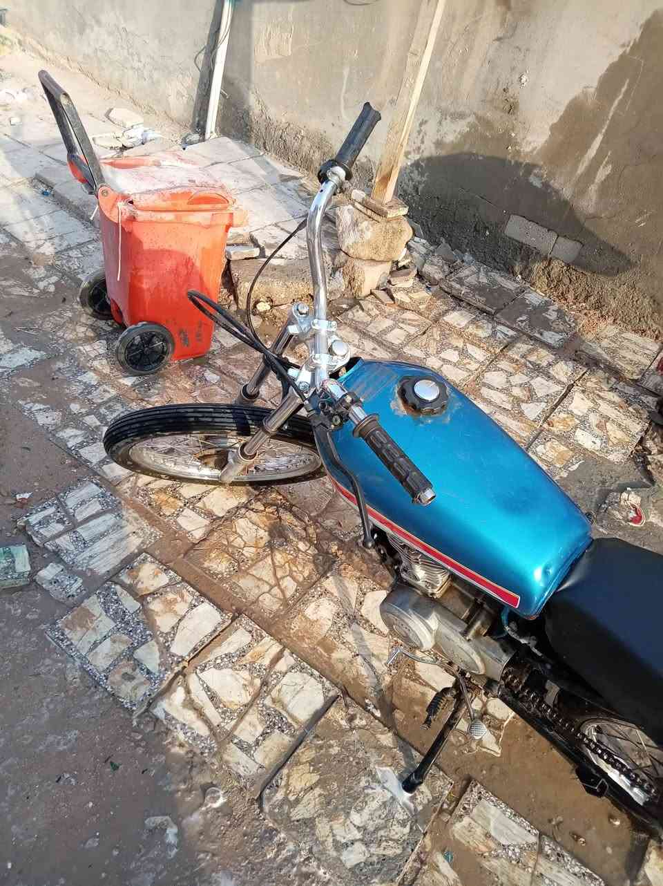 دراجه للبيع بدون مكان نجف حي ميسان السعر ٢٠٠او بيهه مجال قليل رقمي***********
