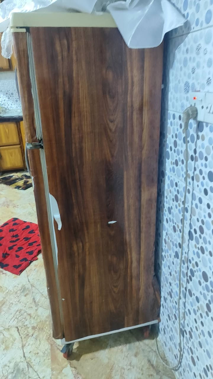 ثلاجة شرط شغالة بيها شويا خيسان بل اسفل مثل ما موضح بلصورة سعرها 75 
***********
