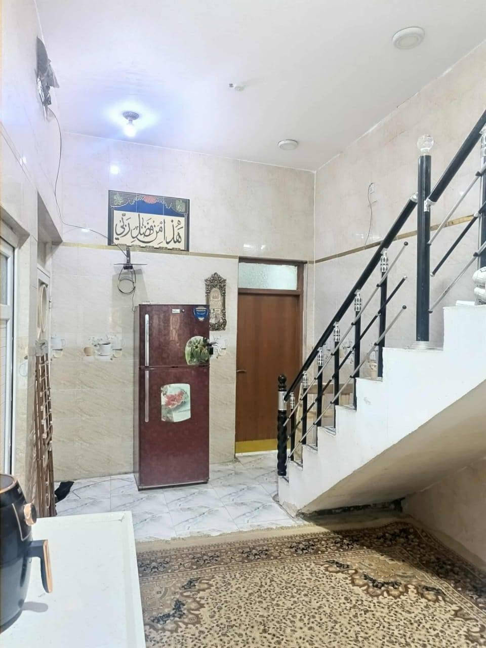 مشتمل طابقين يحتوي ٣ غرف الطابق الأرضي غرفه واستقبال وهول داخلي ومطبخ مفتوح وصحيات داخليه وخارجيه +منور والطابق الثاني غرفتين  وهول داخلي

وصحيات والطابق الثالث بيتونه
حي الجامعه
الاستفسار الاتصال
***********
