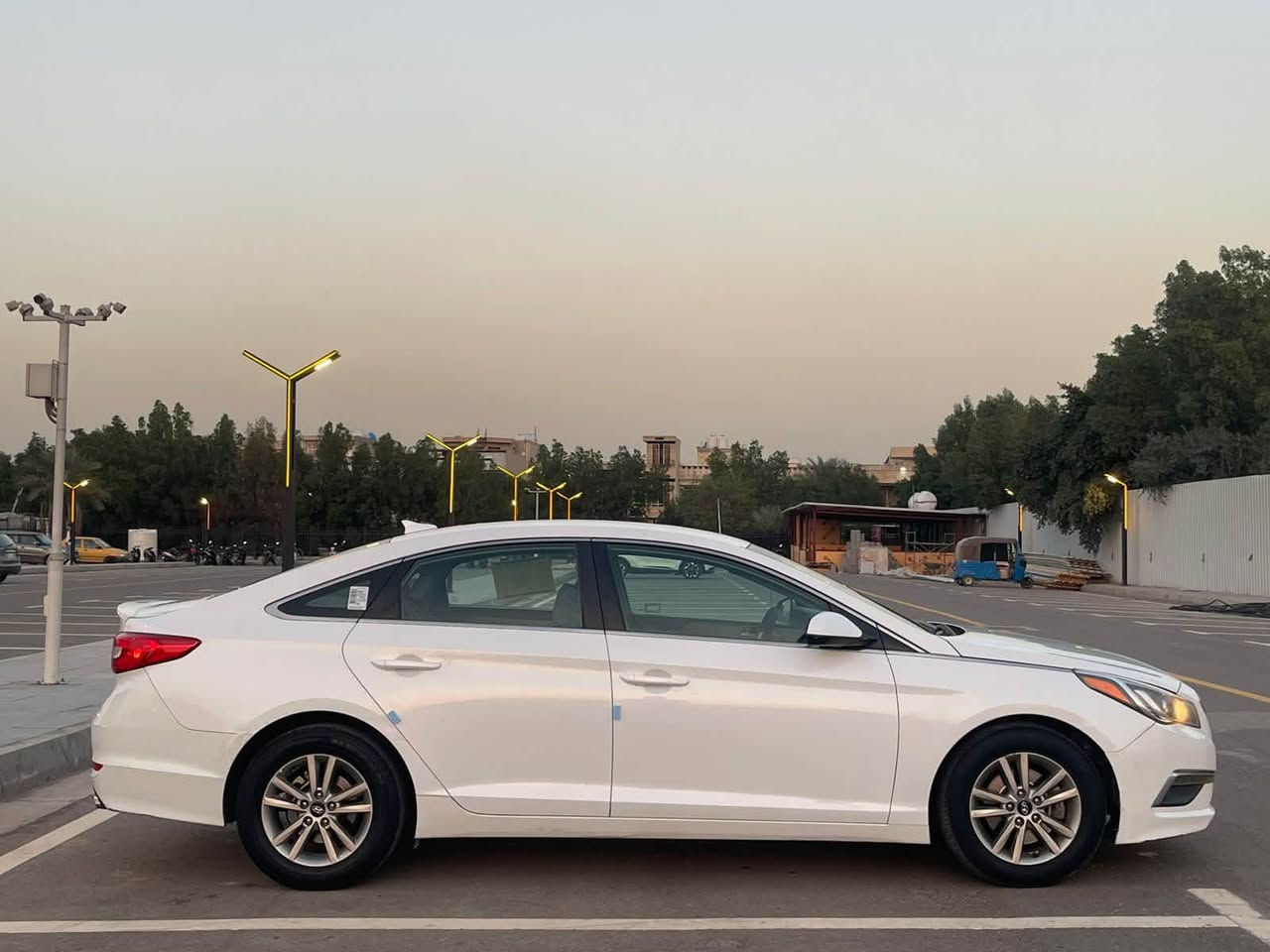 السلام عليكم.    ***********
اليريد الجديد هاذا الجديد

ماكو هيج اسعار
سياره بلكارتون 

سياره جديده جديده
بيها كشر و.دواخل. شرط زيرو .... 
بجم كبس شركه 
حادث بابتين فقط جهة السايق والوراها  

بدون ايرباك كفاله 

سوناتا 2016 ..
امريكي...
رقم بغداد ،،، باسمي .
هزه جديده 11.....
 ماشيه. 117  حقيقي 🖐️..
كتب كتلوكات الشركه مامفتوحات 
شاشه جبيره ...... 
تحكم ستيرن...
ثلاث انضمه قياده.
 بلاد... دواخل كلها بلاد بلاد 
كامره خلفيه .... 
ويل كب بلادي.. تخم تاير جديد صار اسبوعين شاده 
داخل لونين...
بلوتوث مكان شحن...... .. 
  .... 
محرك 2400   ...
كير ومكينه بلكارتون صدر خلفي وامامي جديد
تخم تاير...
ويل بلادي شركه ...
مانقصها لو برغي نضافه 1ع1
السيارة جديدة شكد متتوقع

السعر.      ((120))
 بيها مجال للشراي...
رجاء الموشراي لايضل ينطي اسعار بكيفه
السيارة بالحقيقه احله من الصور بأكثر 🧿
