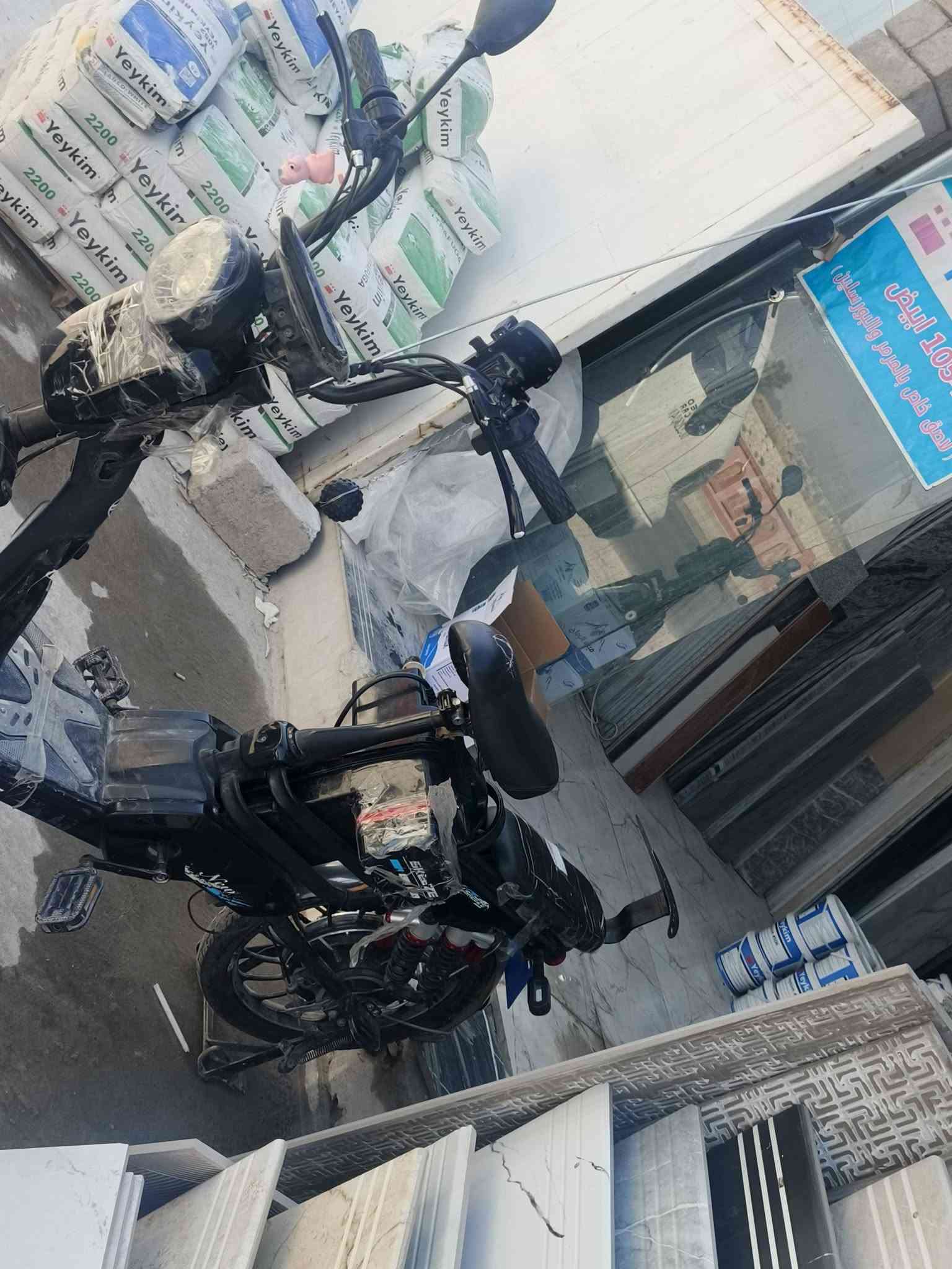 السلام عليكم 
ماطور شحن للبيع فول موصفات ريموت تشغيل عن بعد تشغيل مفتاح ام بي 3بلوتوث 5بطاريات 60ڤولت 1000وات يمشيك 40كيلو متر ناقصه دكمة لايت العالي والغلاف مال بطارية بي فطر بسيط الماطور مصروف علي ونضيف اعطيني سعر بس لا تكسر بي  
 للتواصل ***********بي واتساب
