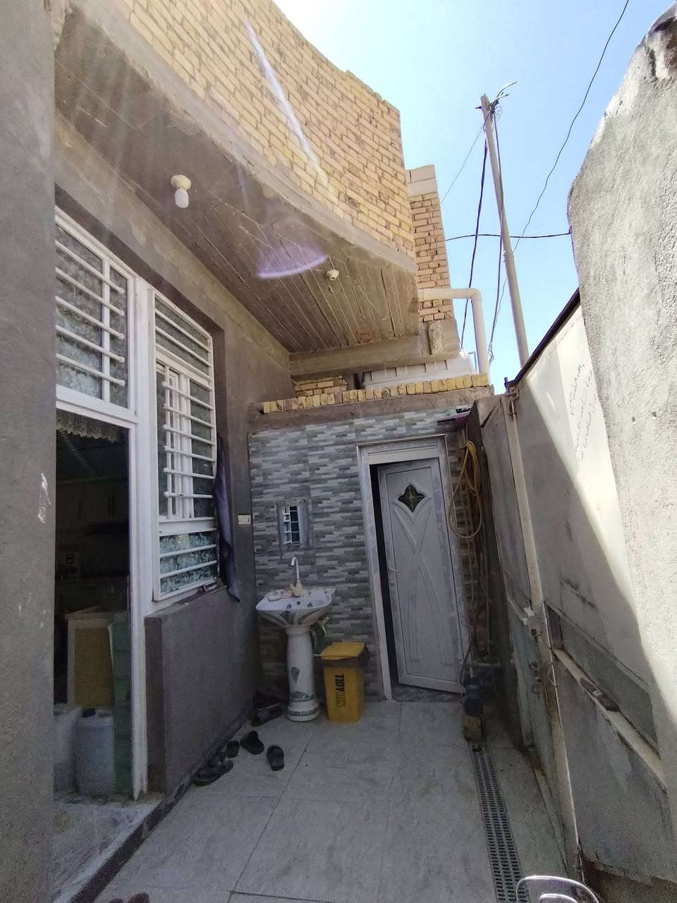 🏠 للبيع — منزل طابو صرف جاهز للتملك الفوري 🏠

فرصة مميزة يقدمها مكتب الضامن للعقار

📍 الموقع: شموع — شارع المدارس
📐 المساحة: ١٣٠ متر
📑 طابو صرف — تحويل ثاني يوم باسم المشتري

🏗️ مواصفات البناء:
✅ بناء درجة أولى
✅ طابوق + كونكريت
✅ السطح شتايكر

🔹 تفاصيل المنزل:
• استقبال واسع ومرتب
• مطبخ (حار / بارد)
• هول
• غرف نوم عدد (٢)
• صالة داخلية
• منور عدد (٢)
• صحيات داخلية وخارجية

✨ بيت مرتب جداً وتشطيب ممتاز، جاهز للسكن مباشرة وفي موقع حيوي قريب من الخدمات.

📞 للحجز والاستفسار(***********) 
مكتب الضامن للعقار
ذي قار – سوق الشيوخ – خنيطله – شارع الكراج
