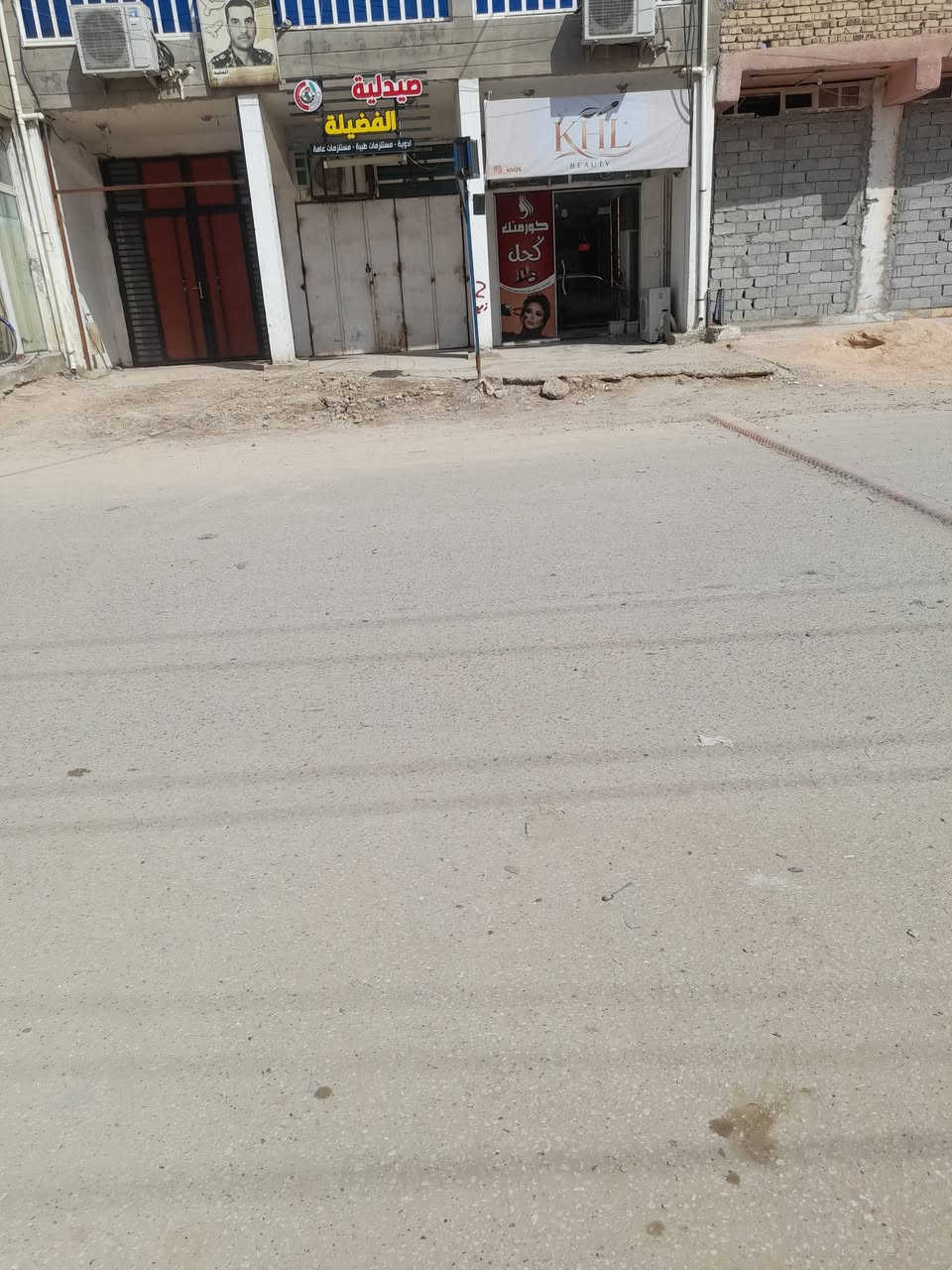 السلام عليكم بنايه تجاريه للبيع 
المساحه 250 متر تقع على تبليط 20 متر
تحتوي على ثلاث شقق / ودار / وثلاثة محلات 
مؤجره الوارد الشهري مليون ونص
السعر 550 
الموقع حله ابي غرق حي الحسين 
للإستفسار الاتصال على الرقم أو مراسله الصفحه 
*********** مكتب الانوار للعقار
