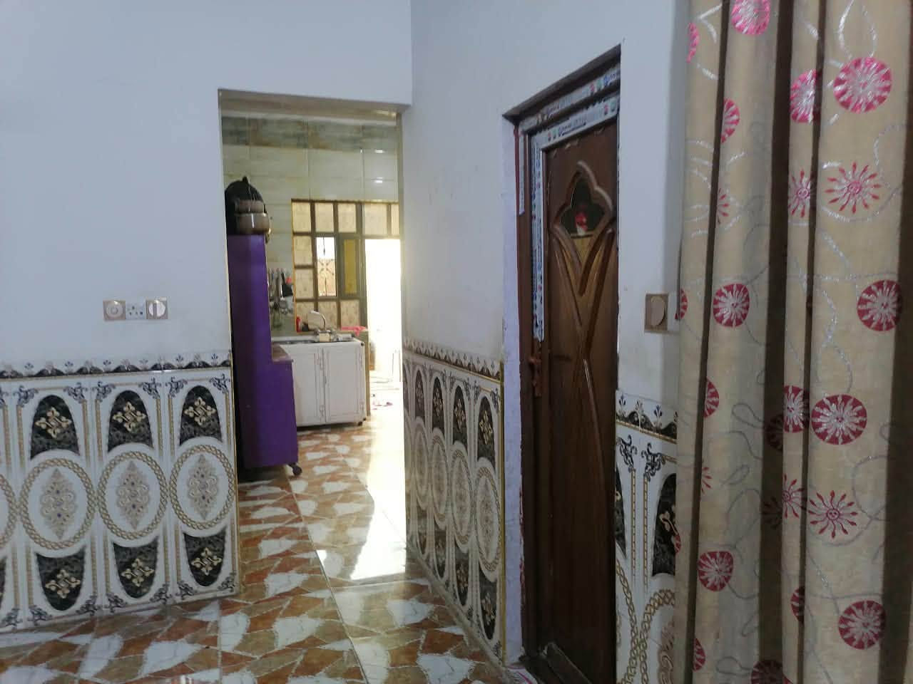 السلام عليكم
بيت(للبيع)في(الفلوجة)
المنطقه(شهداء توزيع الجديد)
قرب محطه النعيمه 
المساحة(125)
(طابق ونص )
غرفتين وصاله واستقبال ومطبخ وصحيات 

السعر (65)مليون وبيه مجال 
***********
***********
