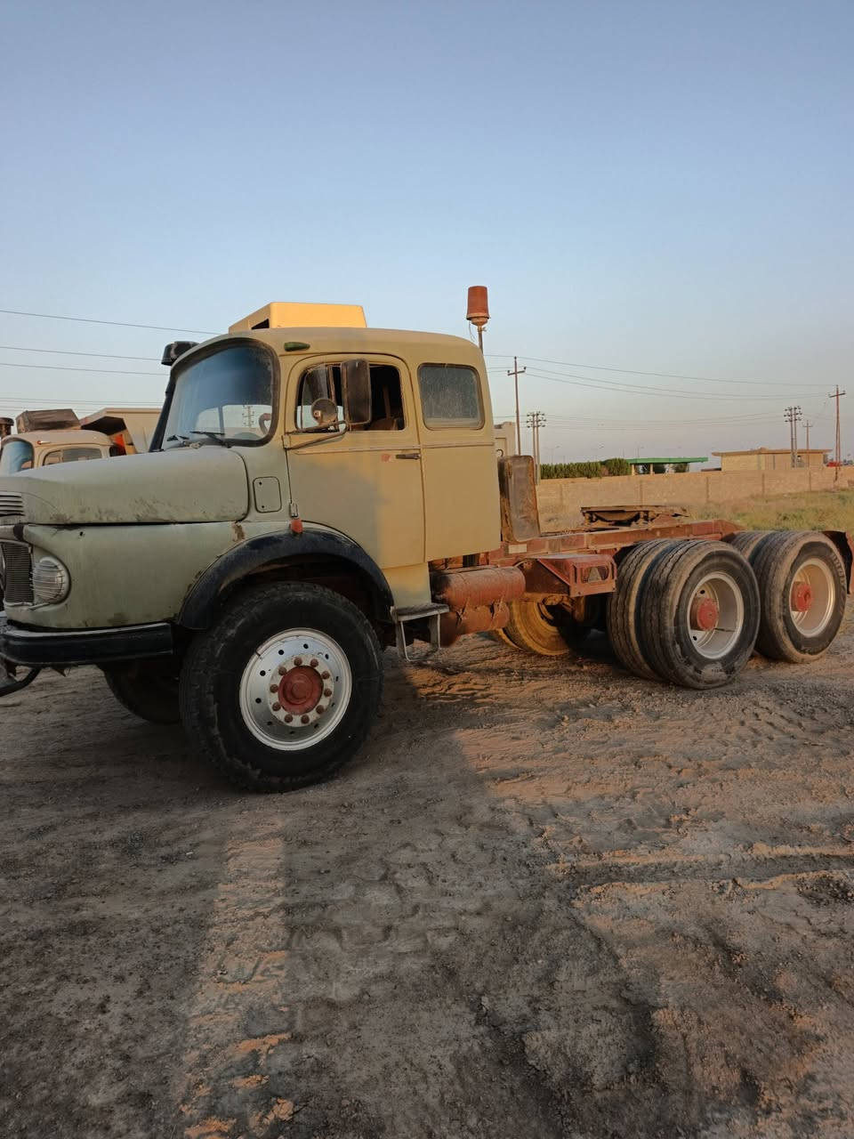 عربانه و راس تريله البيع موديل 81بلادي محرك عادي مو سوبر قماره معمره عربانه جديده جاهزه الشغل مكان السياره السريع الفلوجة معرض الباديه بدار أبو هيثم ***********
