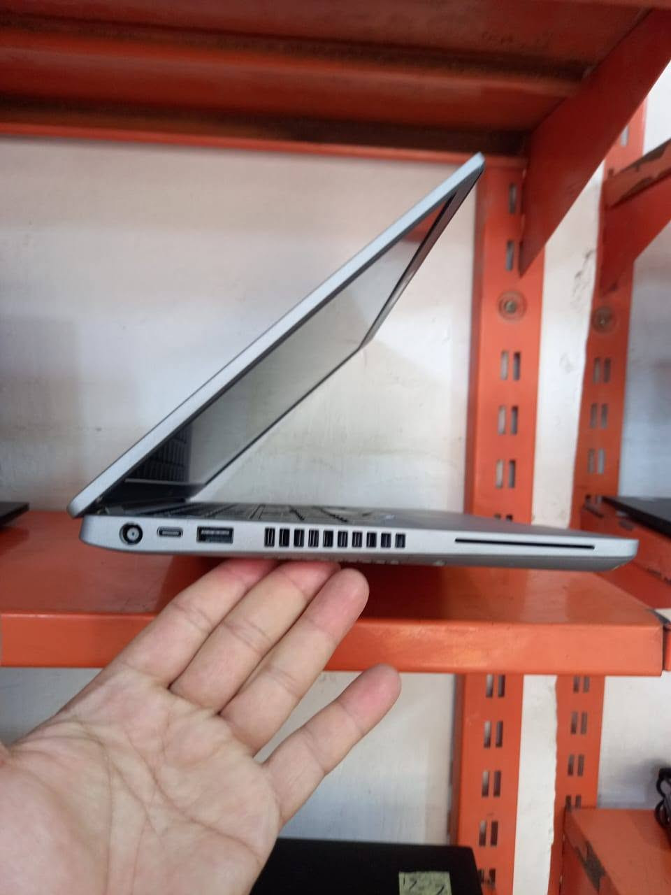لابتوب دل  5410  dell
الجيل العاشر
المعالج كور اي 5 الجيل 10
الهارد    256    ssd  m.2
الرام  8.  ddr4 
كارت الشاشة  4 شير 
حجم الشاشة  14 
الشاحنة اصلية 
يحتوي على منفذين تايب سي للشحن او نقل البيانات
نظام التشغيل ويندوز 10 عربي انكليزي 
الملحقات شاحنة تايب سي  وجنطة 
السعر  285

***********
***********
يوجد توصيل

متوفر 
تتوفر مجموعة لابتوبات بأسعار مناسبة ومواصفات مختلفة
