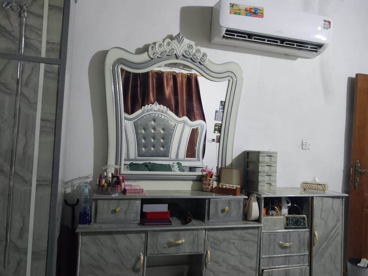 سلام عليكم
غرفه للبيع عراقي 7قطع جديده مابيها اي ضرر التفاصيل اتصلو ع رقم مكلفه بل نشر 

***********
