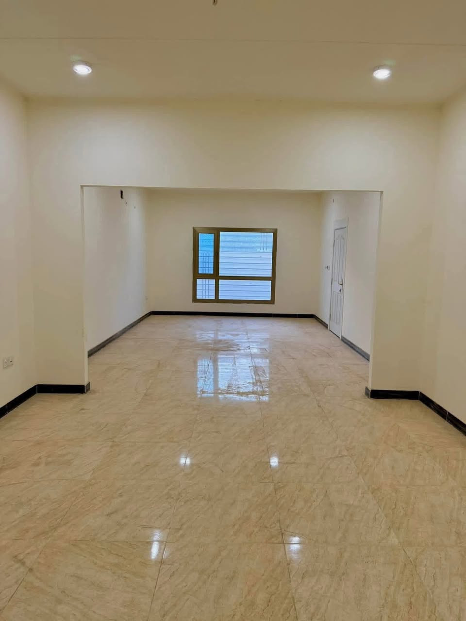 🏠 دار للبيع النجف الاشرف 

📍موقع الدار قريه الغدير الثانيه 

📌المساحه 200 م 

♦️على شارع 100 

🟤الدار بي أضافات كيسبان 

📍تعليه سياج مخزن 

📌يحتوي على 3 سويتات

،،،أستقبال. مطبخ. صحيات. صاله

حديقه. 

تواصل واتساب ***********

اتصال ***********

البيت من راعيه مباشر
