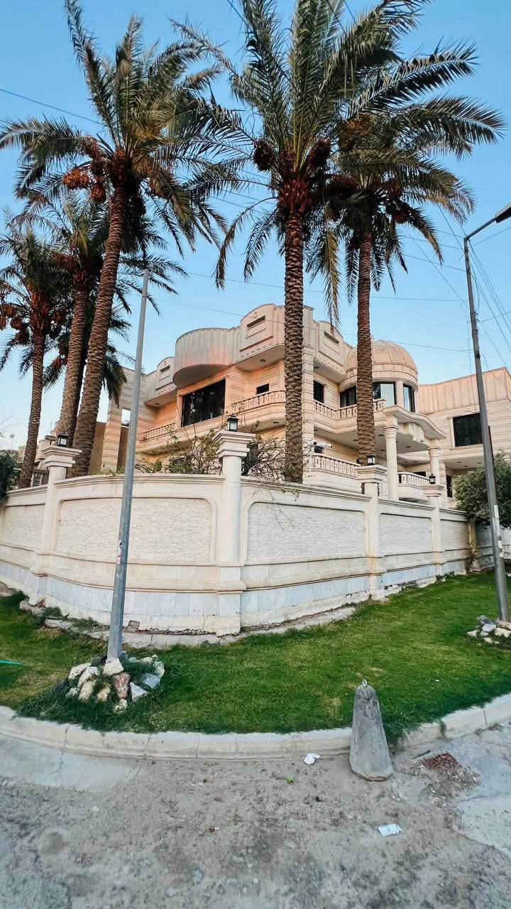 🏰 قصر فخم ركن للبيع | زيونة – محلة 710 🏰

📍 الموقع: زيونة – محلة 710
📐 المساحة: 600 م²
📏 الواجهة: 30 م
📏 النزال: 20 م

✨ مواصفات القصر:
• مكون من 3 طوابق
• صالة واسعة وفخمة
• استقبال راقٍ
• مطبخ حار + بارد
• خدمات متكاملة
• 11 غرفة نوم بنظام ماستر 🛏️
• مصعد داخلي 🛗
• تصميم مناسب للسكن الراقي والعوائل الكبيرة

⭐ موقع مميز جدًا في زيونة – محلة 710
⭐ مساحة كبيرة وواجهة ممتازة
⭐ قصر متكامل بمواصفات سكنية فاخرة

📞 للاستفسار والتواصل:
***********
***********

🏢 مكتب الودق للعقار
بيع • شراء • إيجار • استثمار عقاري

