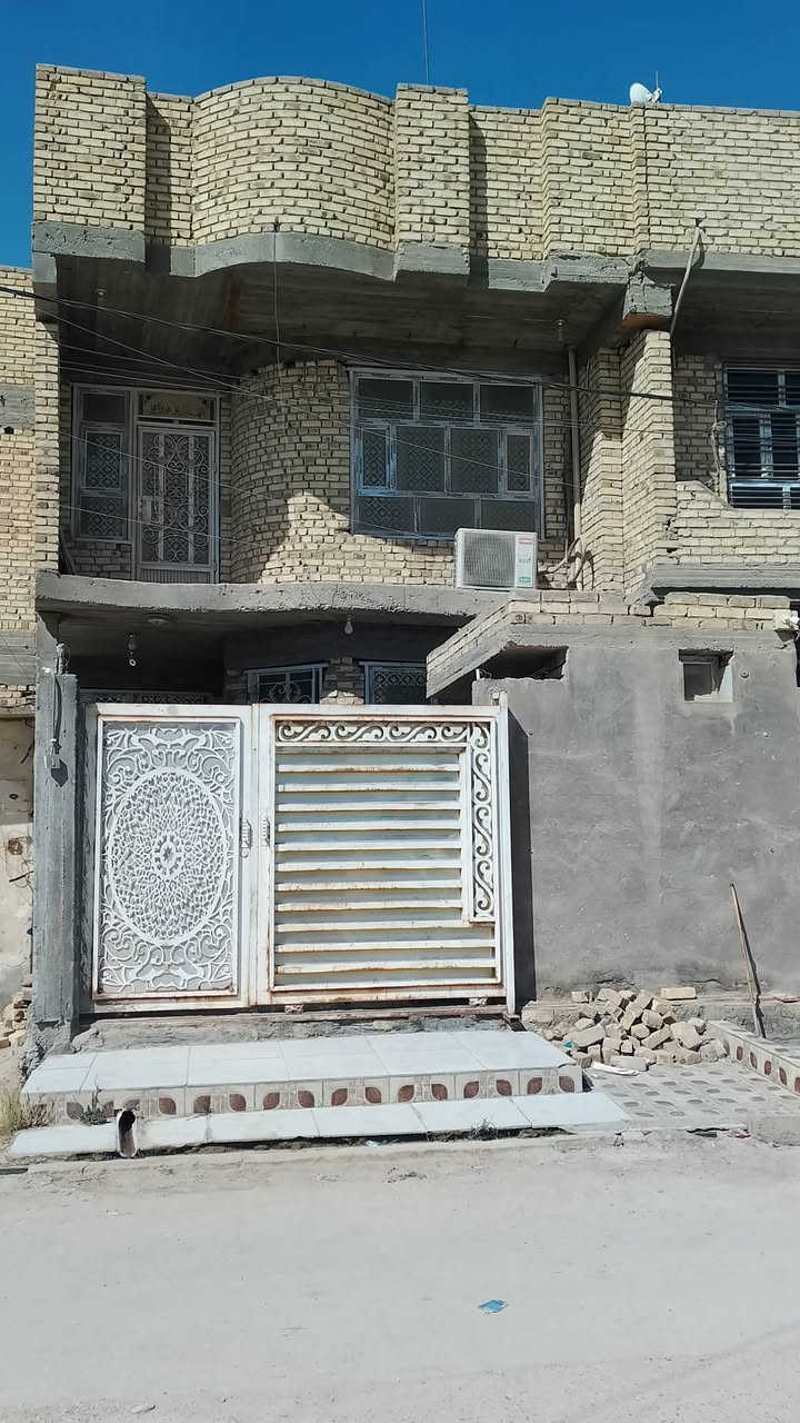 بيت للبيع المساحة 160 متر طابو صرف طابقين يحتوي على ثلاث غرف نوم وصالات عدد 2 واستقبال ومطبخ وصحيات عدد 3 الموقع القاسم شارع المركز الرحمانيه أول فرع على جهة اليمين للاستفسار الاتصال على الرقم ***********
