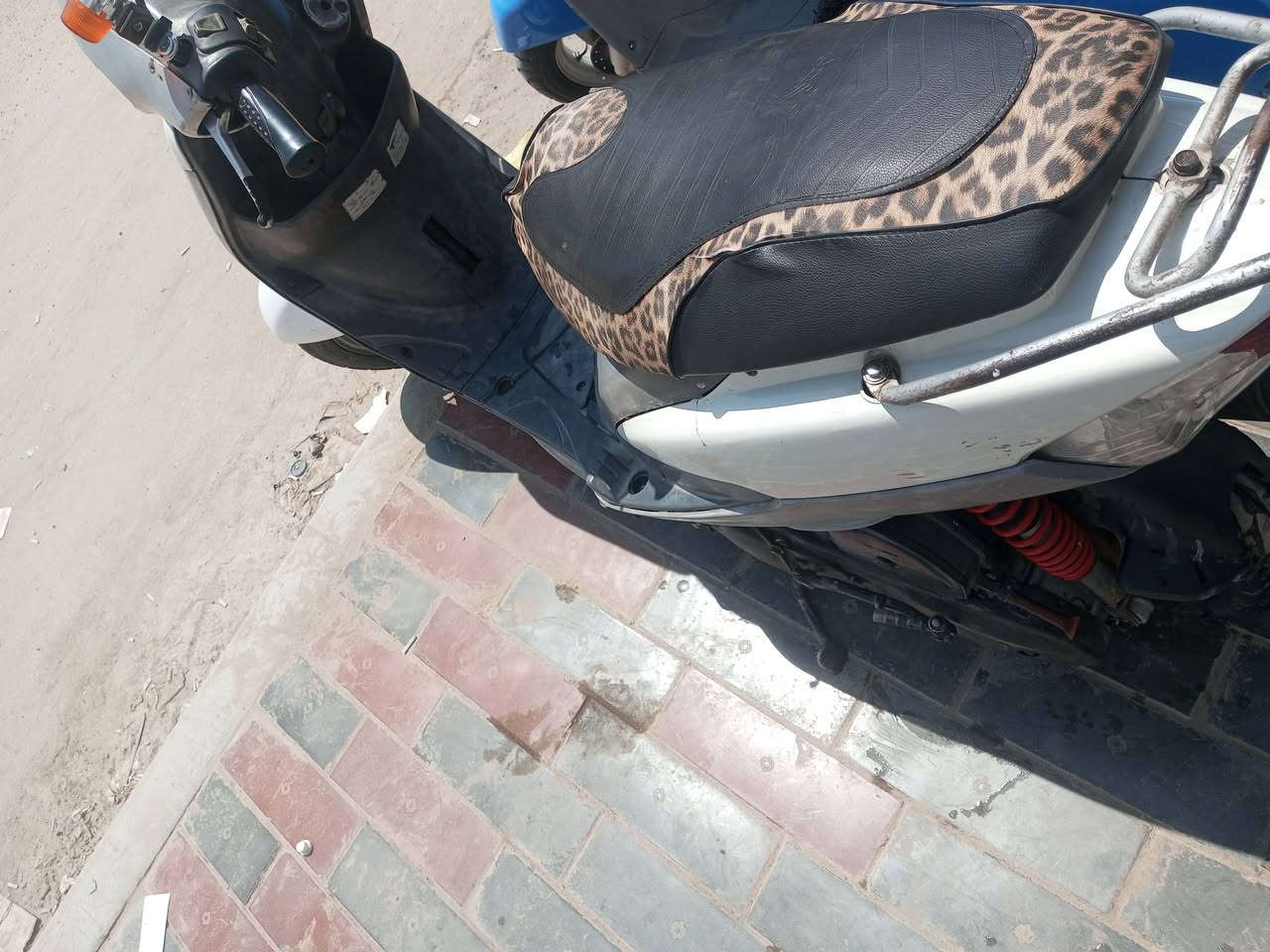 دراجه ماكس للبيع نظيفه حلوه مكانه حله شارع 80/ ***********
