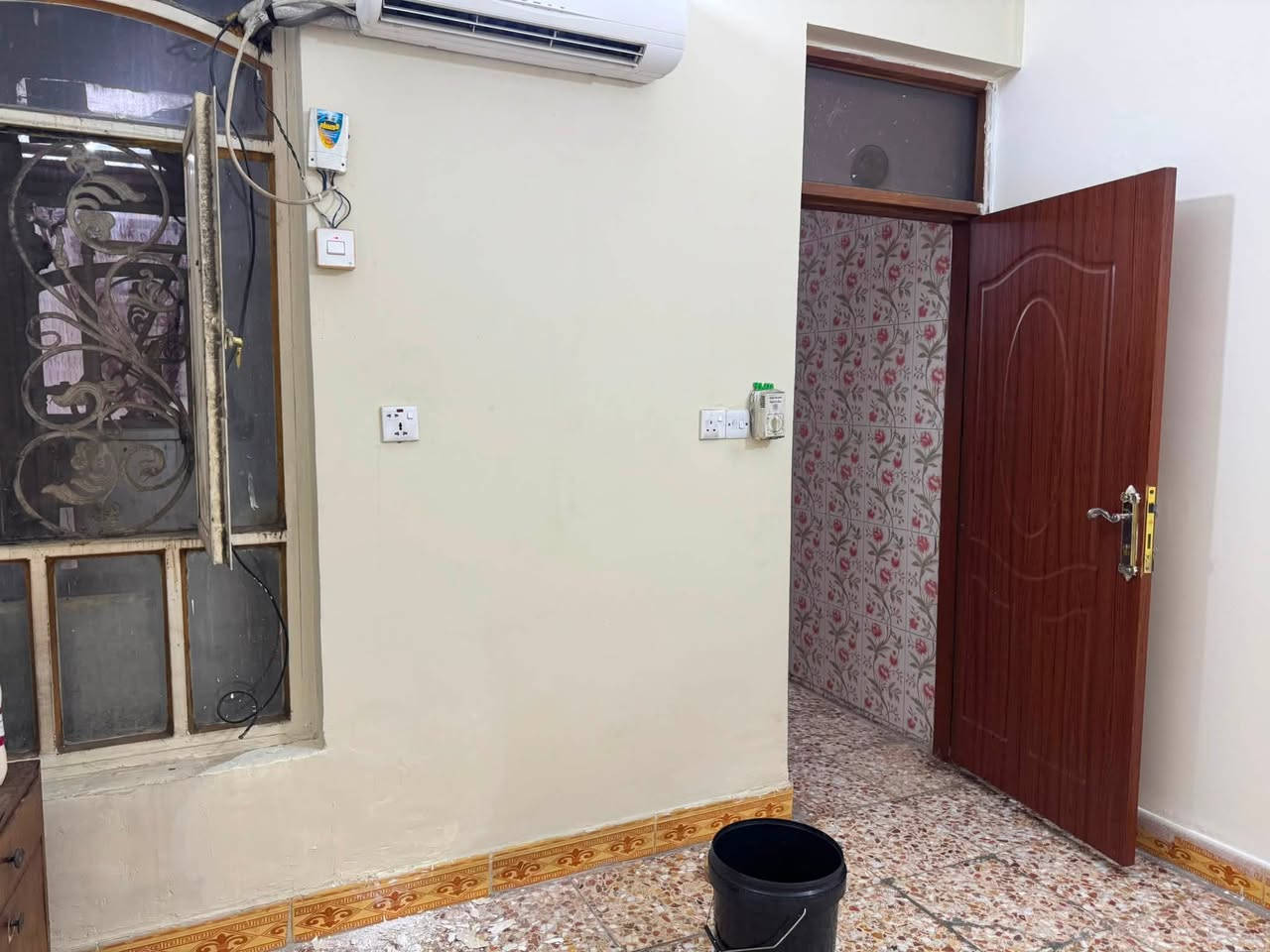 دار للبيع في منطقة الشعب قرب الشارع العام من جهة المحكمة ثالث بيت عن الشارع الخدمي 
يتكون من طابقين بناء مسلح حالة البناء جيدة جداً مرتفع عن الشارع المساحة 70 متر مدخل واحد الواجهة 3 ونص والنزال 20 يحتوي الطابق الاول على استقبال + مطبخ + غرفة نوم + خدمات 
الطابق الثاني يحتوي على 2 غرف نوم + خدمات 
السطح شتايكر ومغلف بعازل حراري ويحتوي على غرفة مخزن 2*3 سندويج بنل 
كراج 4*3 ونص 
السعر   165   وبي مجال قليل
للاستفسار الاتصال على رقم الهاتف             
 ***********   ابو علي
متوفر واتساب
