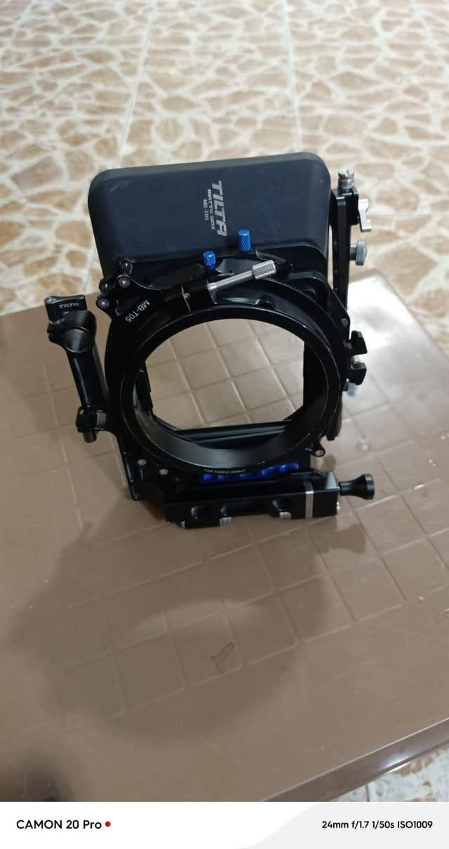 كاميرا C300
MII
+ مات بوكس 
+ بطارية إضافية خارجية 
+ رام 250 + كارت ريدر
السعر 3,500 دولار 
ثلاثة الف وخمسمائة 
***********
