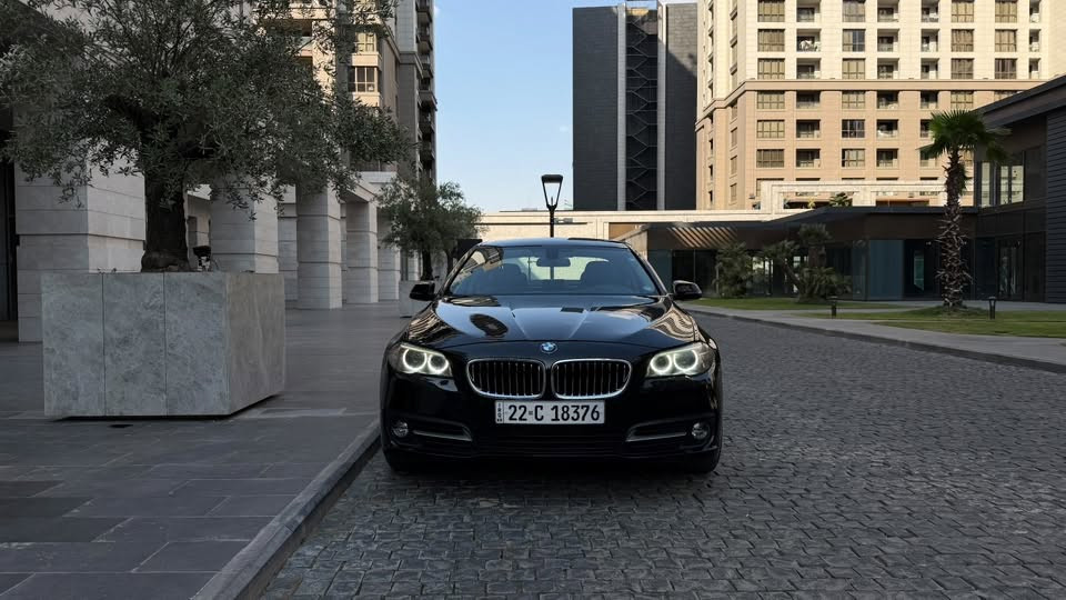 للناس اللي تدور BMW F10 نظيفة، نادراً تحصل سيارة مالك واحد من الوكالة وبهذا المستوى من النظافة.

⸻

للبيع | BMW 528i موديل 2016 – بحالة استثنائية

إذا كنت تبحث عن BMW F10 نظيفة وحقيقية، فهذه السيارة تستحق المشاهدة.

* موديل: 2016
* الفئة: 528i
* المحرك: 2.0 Turbo (أربع سلندر)
* عداد: 110,000 كم فقط
* وارد: وكالة عروش – زيرو
* الاستخدام: مالك واحد فقط منذ 9 سنوات
* الحالة: بحالة الوكالة، نظيفة جداً من الداخل والخارج
* خالية تماماً من الحوادث
* لا توجد أي أعطال أو نواقص، جاهزة للاستخدام

المواصفات:

* 5 وضعيات قيادة (5 Modes)
* جميع الأبواب شفط
* داخلية جلد مشمشي
* حساسات أمامية وخلفية
* كاميرا خلفية
* عدادات ديجيتال
* إضاءة زينون مع Angel Eyes
* جنوط وكالة

سيارة لمن يعرف قيمة هذا الموديل ويبحث عن سيارة محافظ عليها بكل معنى الكلمة، وليست سيارة مستهلكة أو مجددة.

للاستفسار والمعاينة يرجى التواصل على الخاص أو الاتصال.

مكان سيارة اربيل بوليفارد
***********
