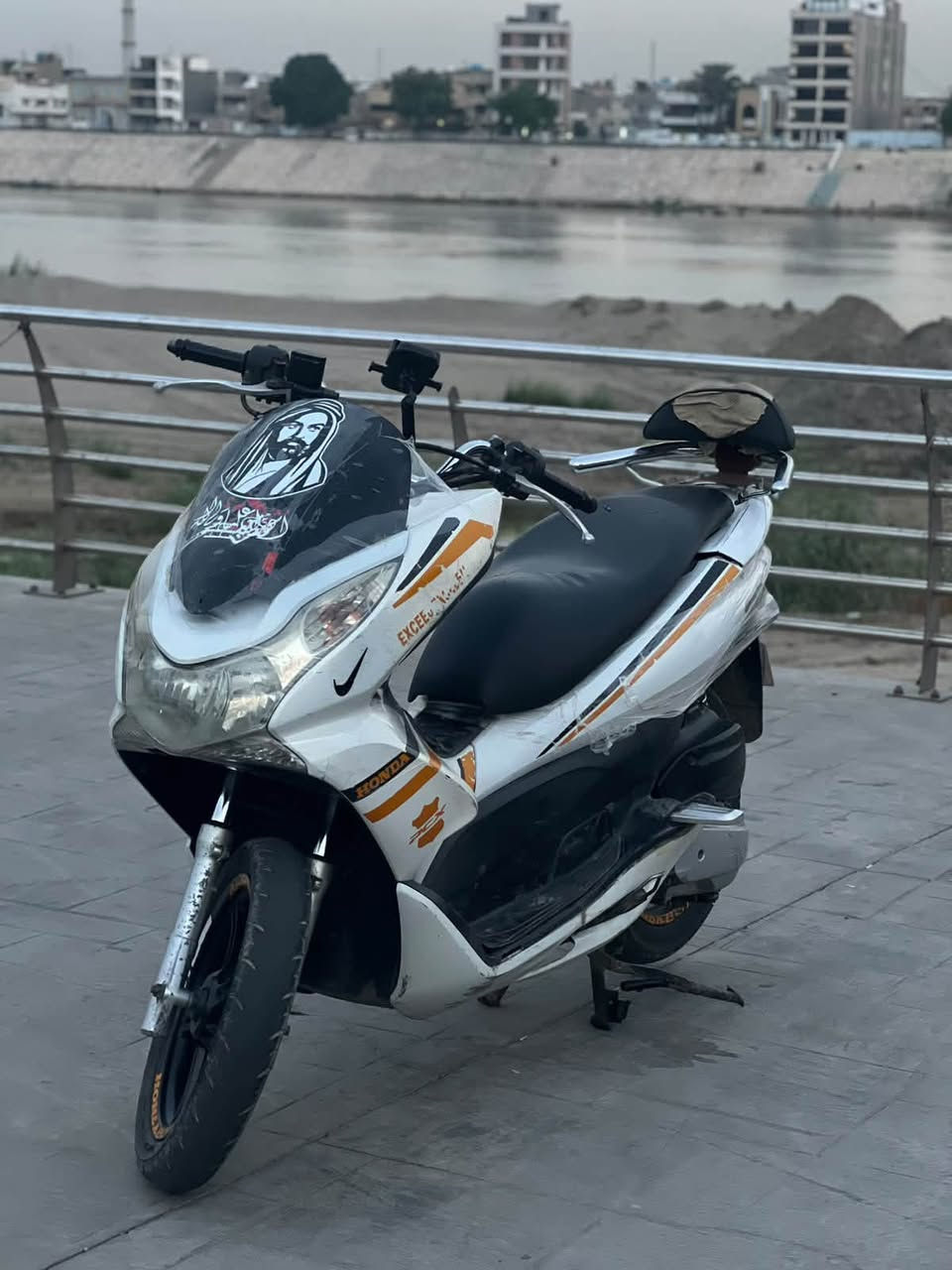 سلام عليكم pcx جيل اول ياباني 
لـون : ابيض .
كفرات ابلاديه .
كهربائيات شغالة وكـاملة .
أي نقص مابيهاا الدراجـةة كاملة لأخـر حبه .
استاند حـساس .
شرط ترايـك 160 دراجة نضيـفة وبلاديه .
سعَـرها مليون و200 الف دينار عراقي وبيهاا مجَال .
مكَاني بغداد الكاظمية متواجـد قيس ورصيد واتساب .
***********
