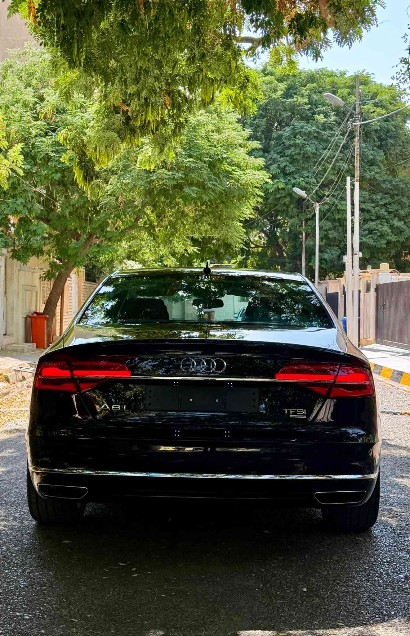 AUDI A8 L VIP 2016 الباخرة 
محرك 3.0 SUPERCHARGER 🚀
الگير 8 نمر  نظام الدفع رباعي Quattro 
نظام توقف تلقائي و قيادة شبه ذاتية 
تحكم ستيرين كهربائي 
كشنات الأمامية والخلفية تدفئة تبريد كهربائي وتحرك 14 وضعية 
تبريد مركزي وتحكمات منفصلة خلفية و أمامية
3 بردات بلادية كهربائية انارة محيطية بالقمارة
باب طويل LONG
لايتات ماتركس وليد خلفي و أمامي 
مواصفات فول الفول يطول اذا تنذكر وحدة وحدة
الضرر :- صبغ 5 قطع رش بدون تكم بدون دواخل بدون ايرباكات تماماً ( محرك گير أكسل كهربائيات بشرط بدون اي نواقص ) طخم صدر 70‎%‎ 
هزة و براد وسنوية جديدة سيارة بأسمي شرط التحويل و الوكالة  مكان السيارة كركوك 
-***********-  السعر 145 وقابل للتفاوض بما يرضى الله كركوك, العراق
