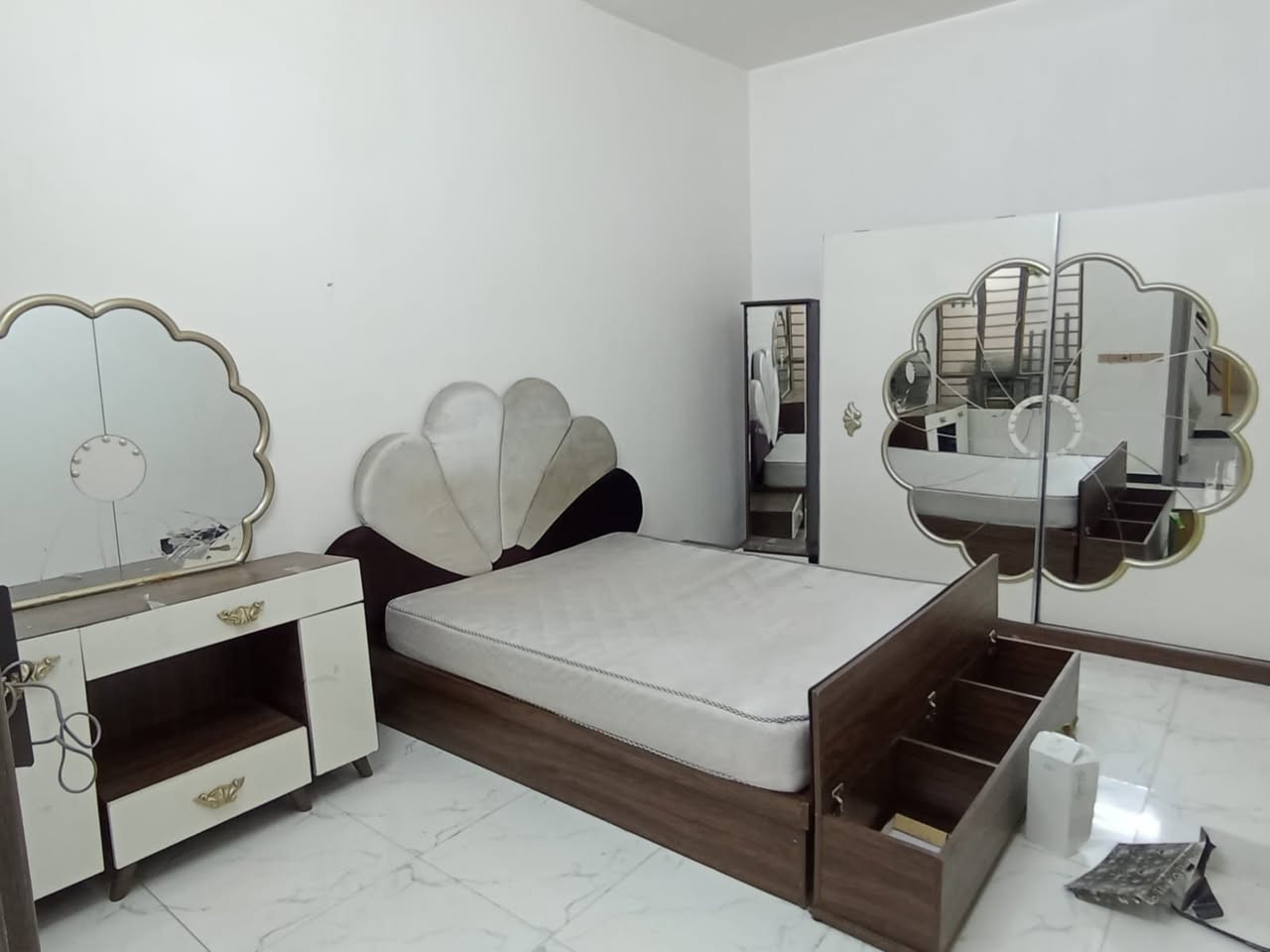 غرفه نوم تركيه نظيفه ب325 
***********
