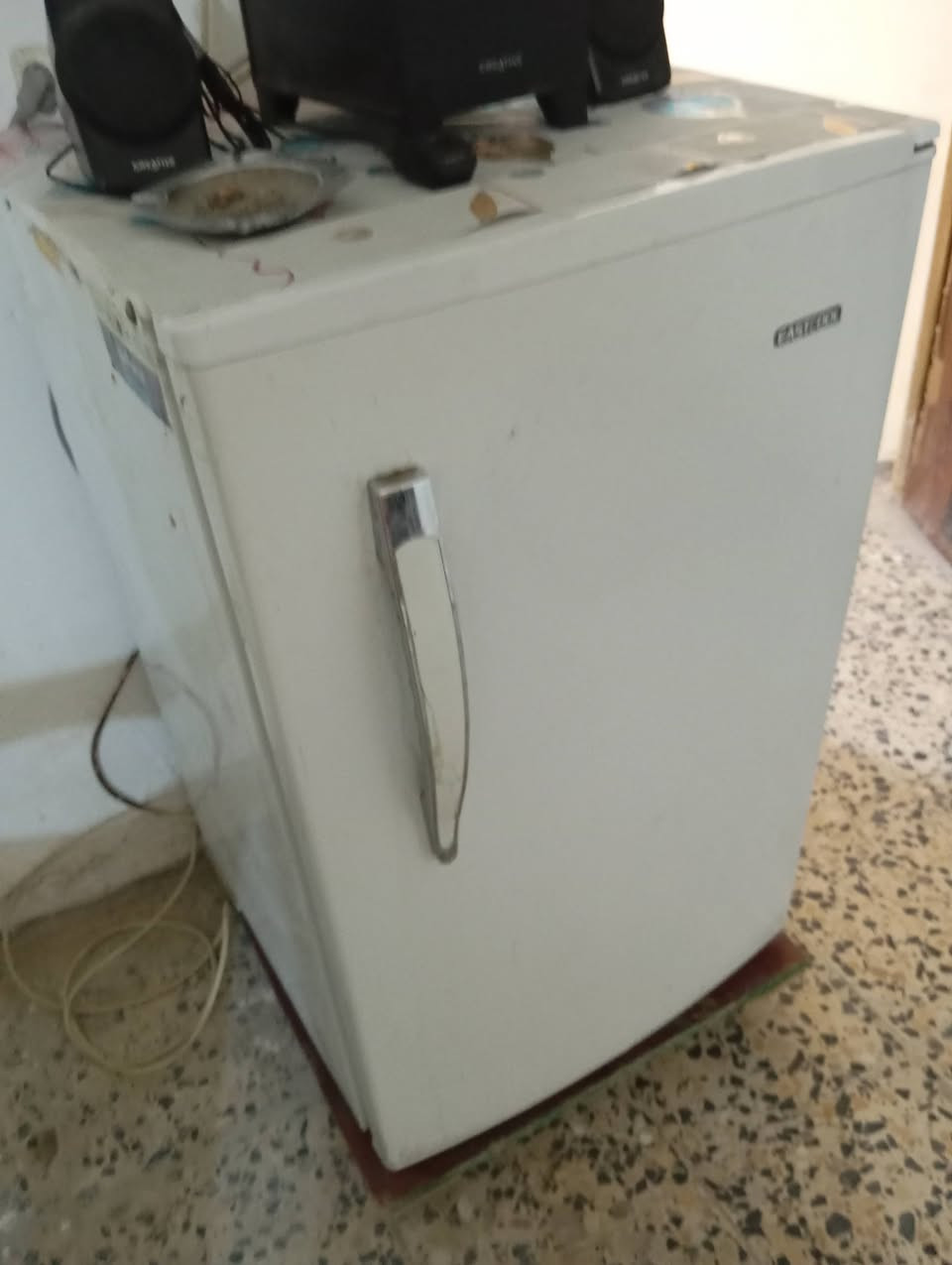 مجمده عموديه ارتفاع ٩٠ سم سعة ٥٤ سم مربع /نوع إيست كول أربعة مجارير تعمل حاليا والبيع ٨٠ الف لدواعي السفر للأستفسار ***********
