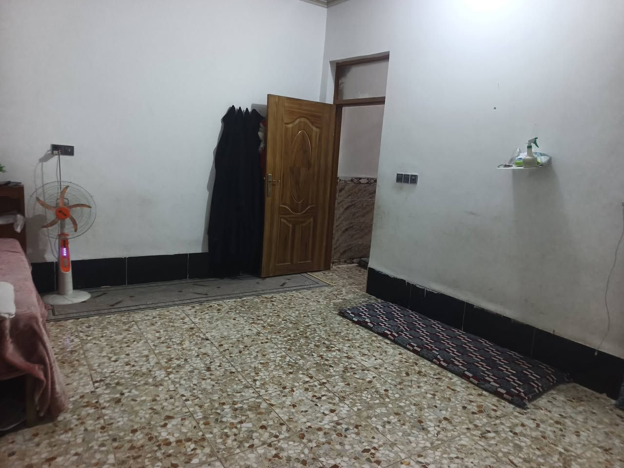 سلام عليكم بيت للبيع بشارع المطحنه صب كون كريت متكون من غرفه وصاله ومطبخ وتخاريج  جوه وبره واستقبال البيت كله سراميك المساحه 100 متر بنيان جديد الإتصال على الرقم الهاتف📲 ***********
