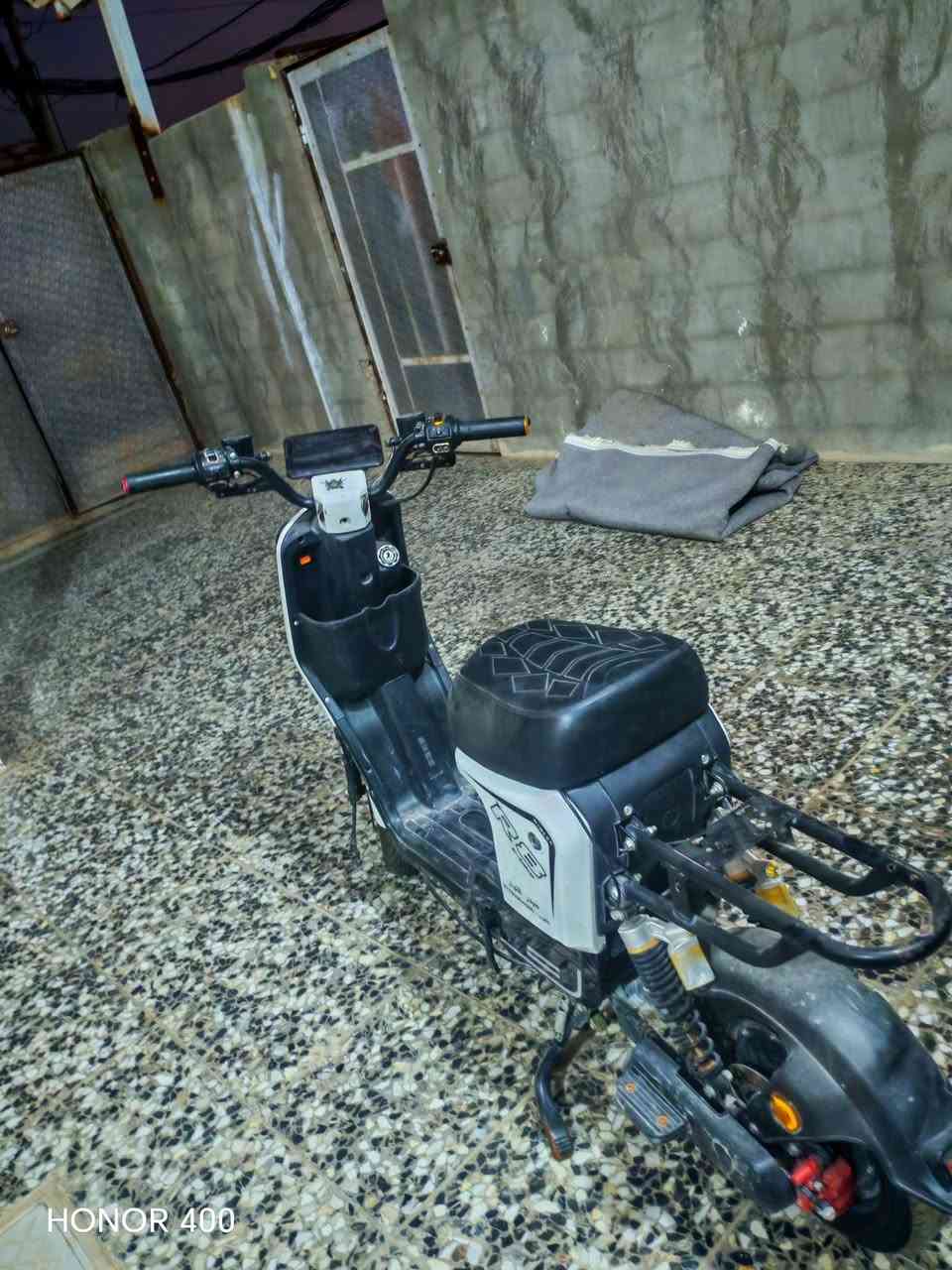 البيع دراجه آر 8 بس بطاريات ما بيه
سعر 225 وبيه مجال 
رقم تواصل ***********

نص مكتوب في الصور:
- HONOR 400
- *********** : يتفون