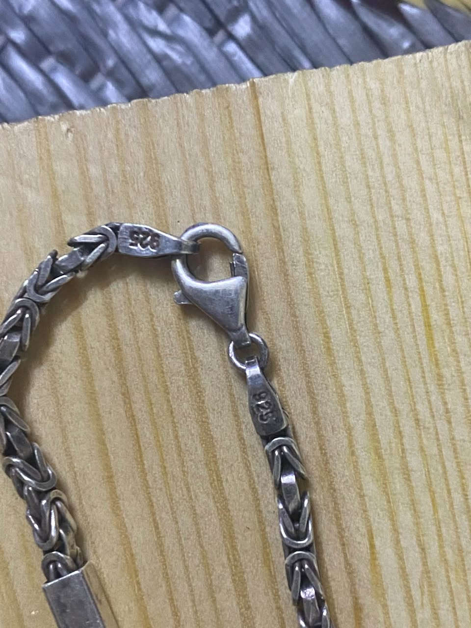 سلام عليكم زناجيل فرعوني وسوار سعر الغرام ٣٥٠٠ عنون بغداد مدينة الصدر  أي ستفسار واتساب ***********

نص مكتوب في الصور:
- ٣٣ غرام ٣٣ غرام ١٣ غرام
