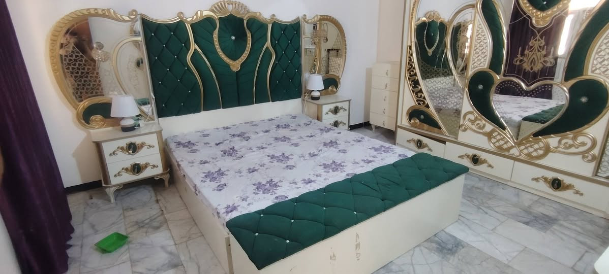 السلام عليكم تخم للبيع ثقيل مستعمل شهرين جديد وغرفة مستعملة من النوع الثقيل مرتبه بيبان سلايت للعلم الغرفة البارحة فتحتها تجي تجيب سيارة وتاخذها مفتوحة وجاهزة 
للاستفسار الاتصال على الرقم ***********

