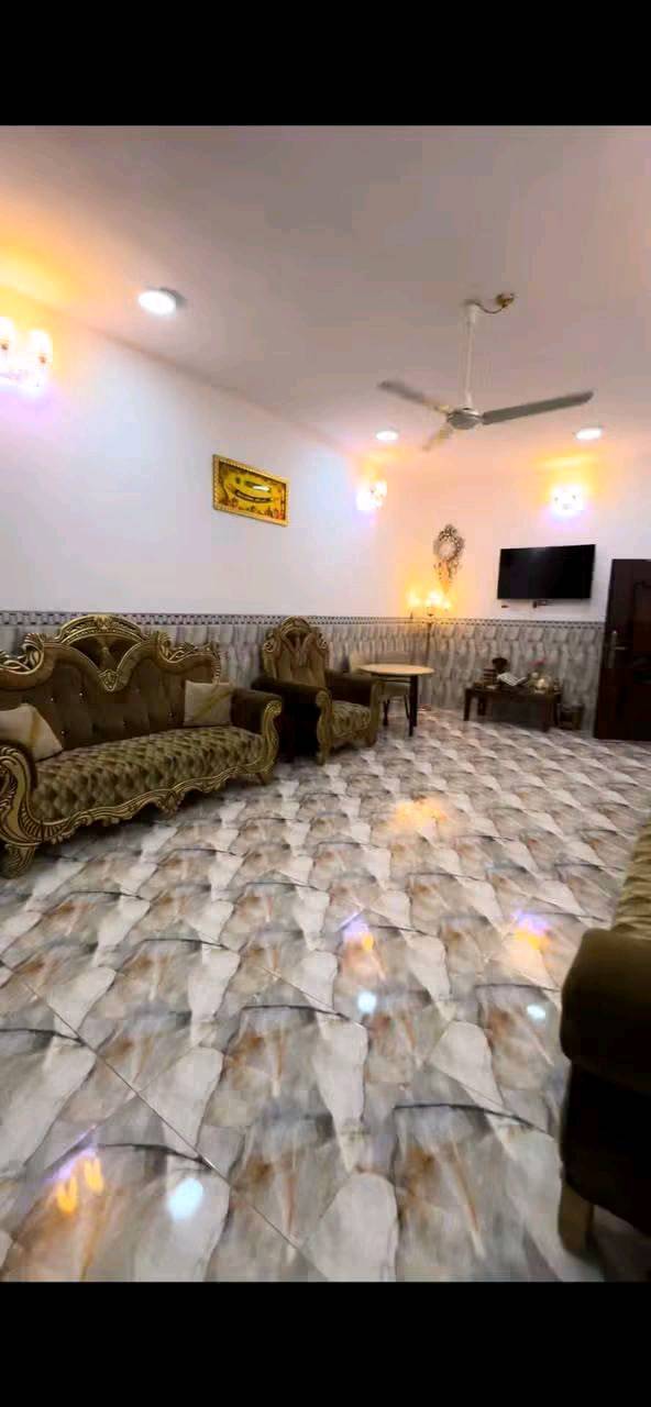 بيت للبيع مساحه 333 
مكان: حي الزهراء حي الشمر الفرع الاول 
تفاصيل:  سند 25 طابقين 
الطابق الاول:طراز حديث يحتوي على غرفه نوم عدد 2+مطبخ +صاله + استقبال +صحيات داخليه وخاريجه 
الطابق الثاني: بناء جديد ويحتوي على غرفتين نوم سويت  وصاله وصحيات 
***********