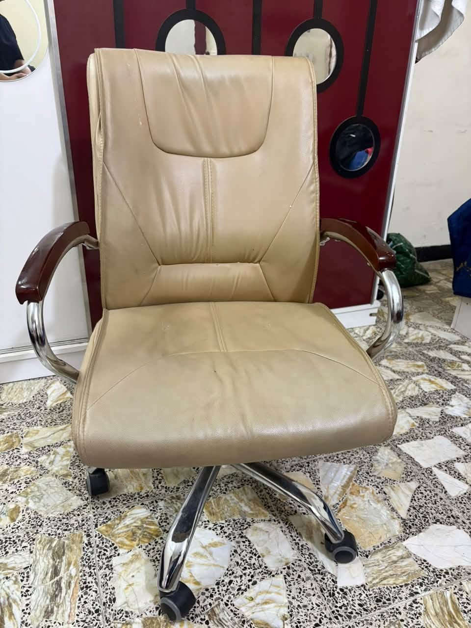 المشتل بغداد • ميز وكراسي • نظيف