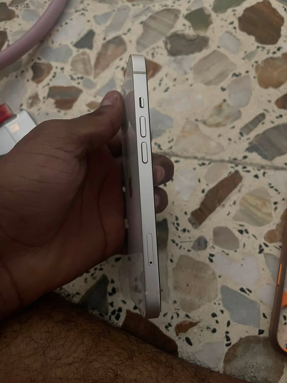 ايفون 13عادي مراوس ب13برو ماكس 
التليفون بطاريته 84 ذاكره 128 شعدك نزل مكان بغداد رقمي ***********
