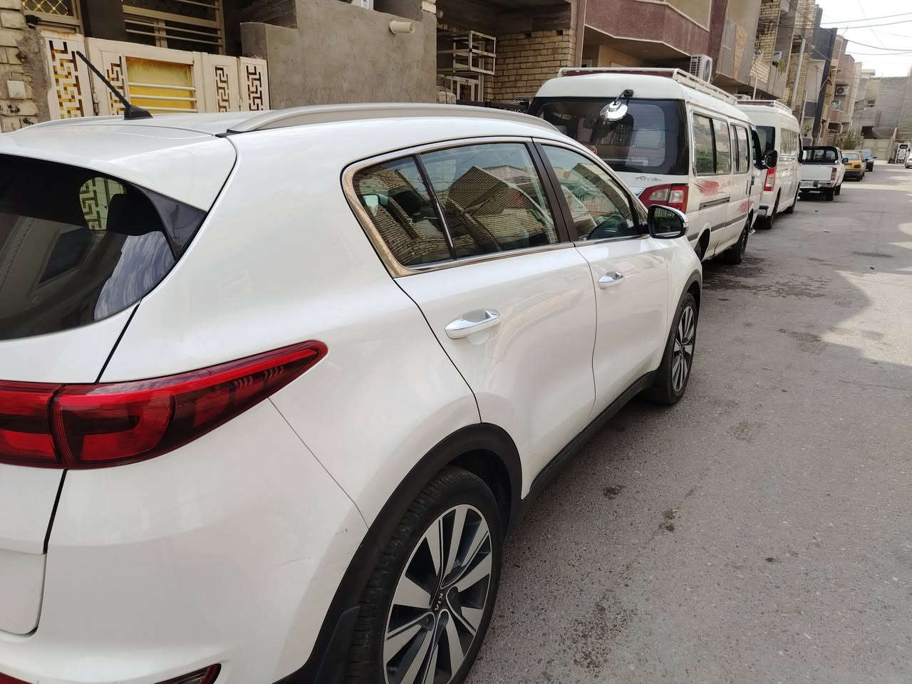 سلام عليكم سبورتج 2019 خليچي محرك 2000 دوش قطعتين تبريد كامرة وحساسات مري شفط ماشية 107 ملاحضة بيها نص باب الي خلف السايق صبغ  سيارة گير محرك مگفول جاهزة من چميع نواحي وبأسمي العنوان بغداد للاستفسار الاتصال عَ هاذا الرَقم ***********
