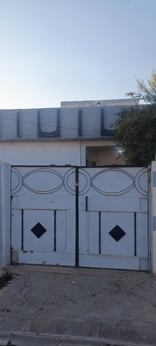 السلام عليكم ورحمة الله وبركاتة بيت للبيع فرع الكوسترات
البيت طابو صرف مساحه 250متر 

شرط التحويل تحويله اقل من سبوع 

ما مطلوب لا مي ولا كهرباء 

البيت جاهز كامل طابقين غرفيتين جوه وغرفتين فوگ 

السعر 65وبي مجال قليل الاستفسار 

***********
***********
