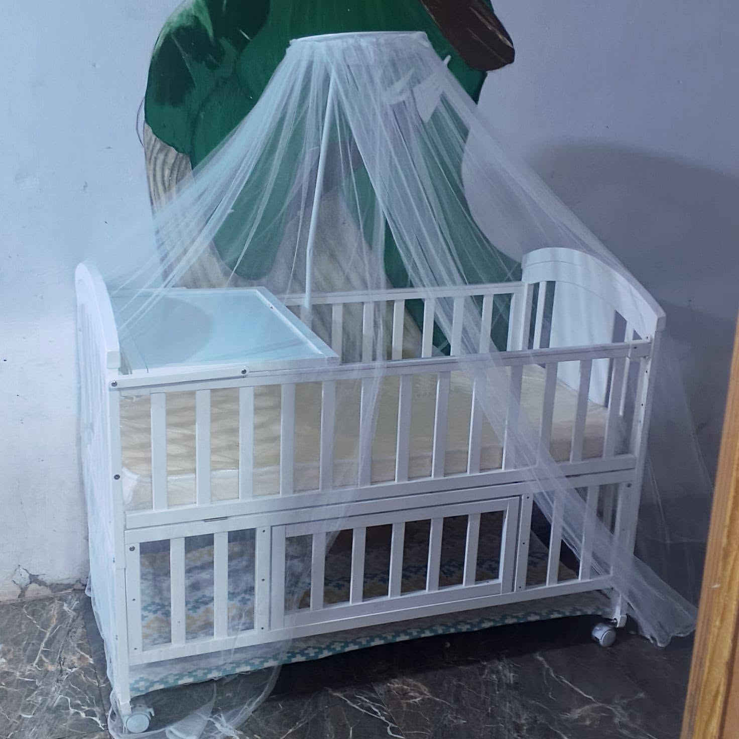 سرير أطفال للبيع مستخدم قليل السعر150بي مجال العنوان بصره جمهوريه حي الزهراء ***********
