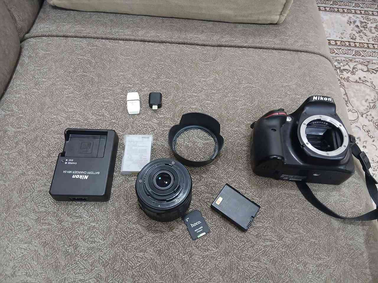 كامره نيكون 5200  شاشا قلاب
***********بطاريات 2
هود 
شاحنه 
عدسه 55_18
رام 
تحويله 
حزام 
جنطه.  مكان ناصريه
