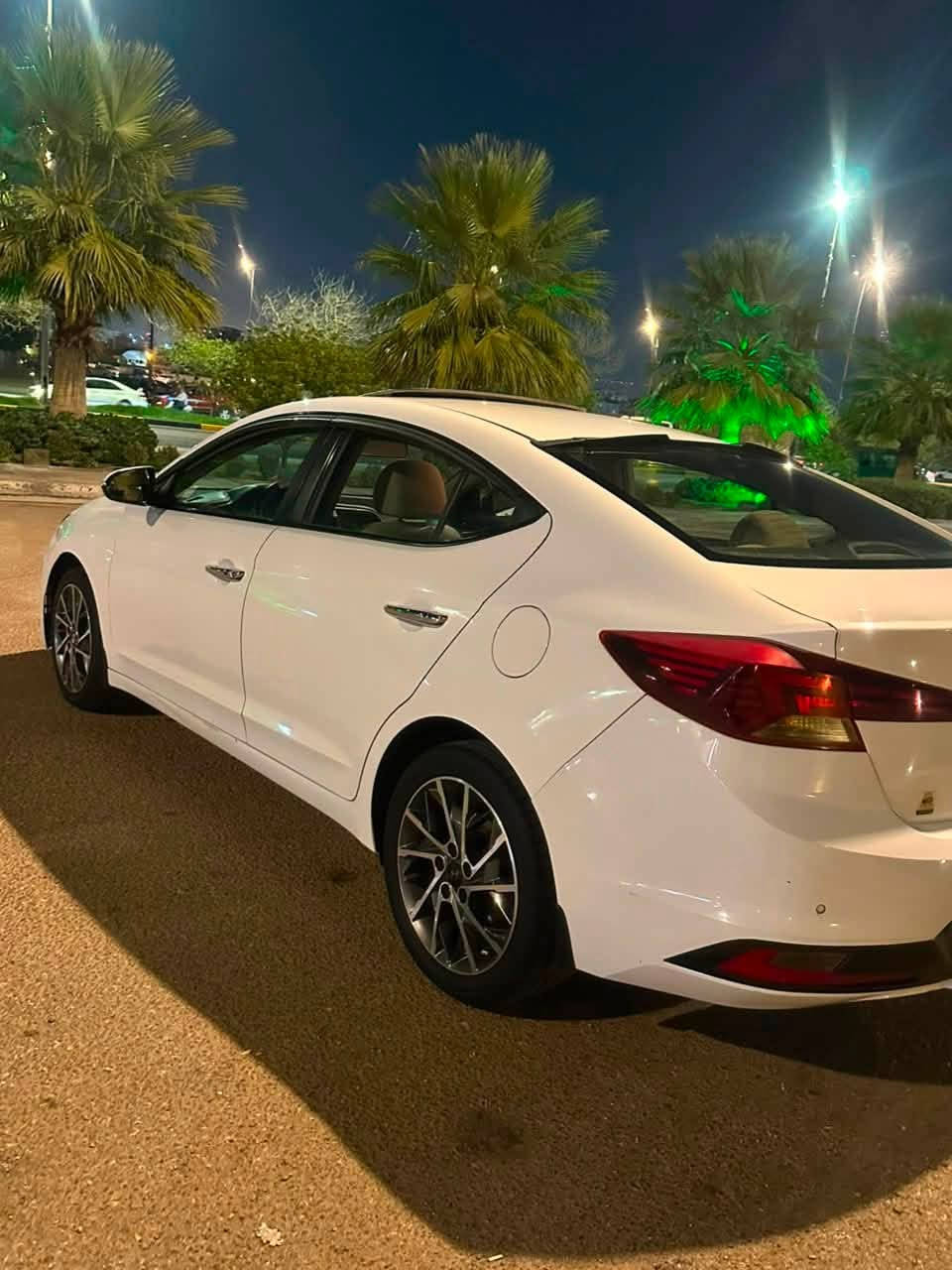 20 خليجي. فول مكفول الصبغ فقط باردمكانين. تقريبا  مطلوبه غرامات مليون ونص.
السعر 140 تنزل منه 10 ورقات مال الغرامات يبقى 130  بيه شي قليل اخوان. ***********
