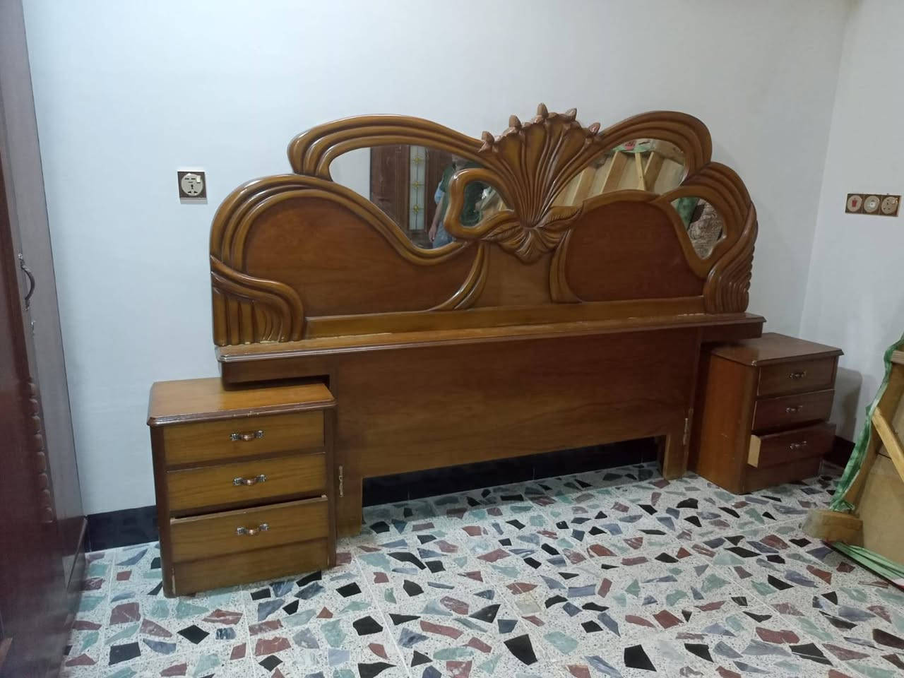 غرفة ملحق خشب ثقيل السعر 325لف ***********/***********
