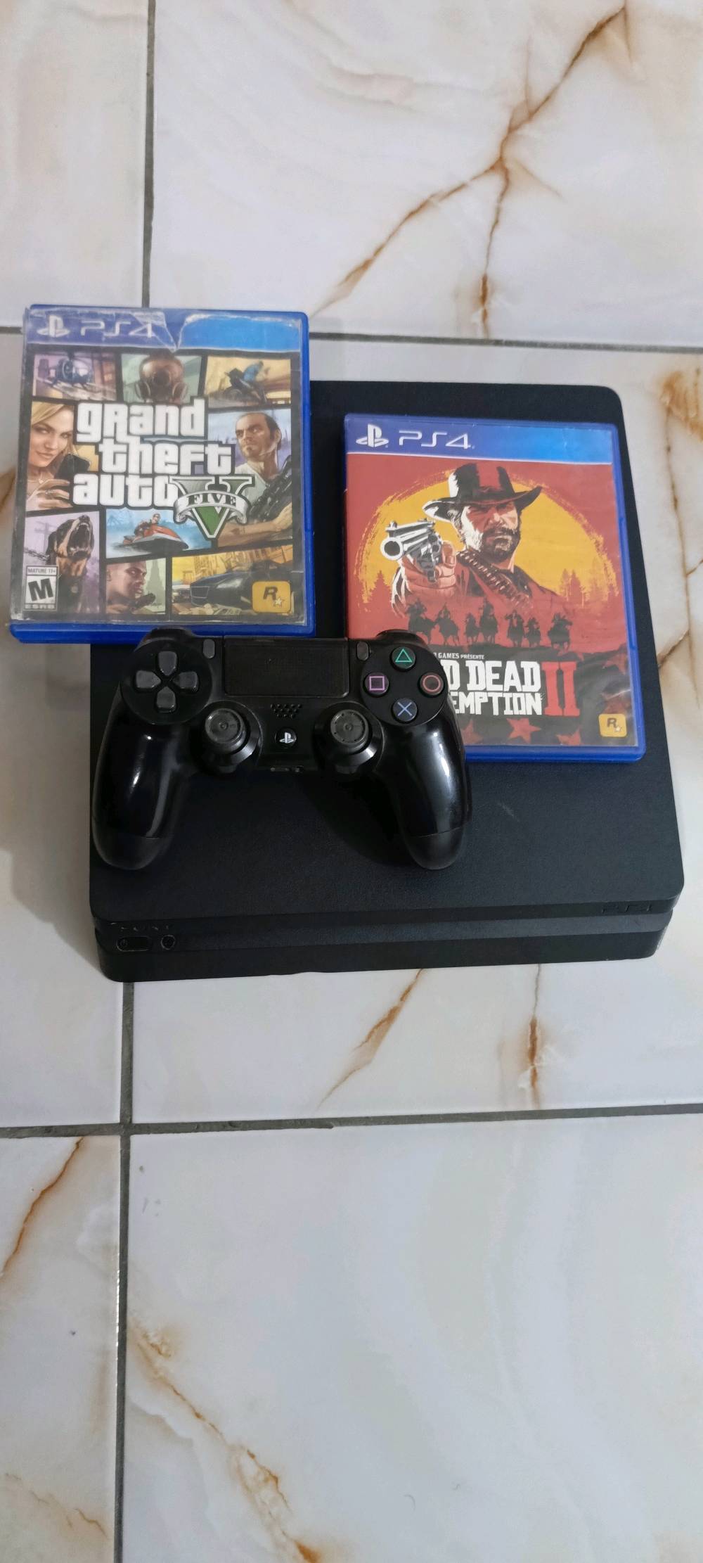 السلام عليكم
بلايستيشن 4 سليم (PS4 Slim) – أونلاين جاهز للاستخدام
​الحالة: الجهاز شغّال أونلاين وبأحسن حال، نظيف جداً وكامل مكمل وما بيه أي إشكال.
​الملحقات: يدة أصلية وحدة + قرص لعبة (مثل ما موضح بالصور).
​الصيانة والتدقيق:
​الجهاز مفتوح لغرض الصيانة الدورية (تبديل معجون حراري جديد للحفاظ على برودة الجهاز وصوته).
​تم تبديل قطعة بسيطة بداخل الهاوزن (كان يرفض القرص ورجع يشتغل طبيعي 100% ويسحب ويقرأ تمام).
​الجهاز كدامك للشوف والفحص، جاهز للعب مباشرة وما يحتاج أي مصاريف.
السعر: 200 ألف (وبيه مجال طيب للشراي الجاد).
للواتساب تواصل (***********)
