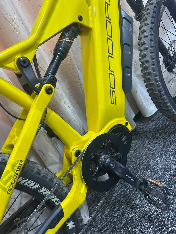السلام عليكم
🚲 للبيع: دراجة كهربائية SONDORS ROCKSTAR
      الامريكي 
دراجة كهربائية أصلية بحالة 95%، نظيفة جداً ومستخدمة استخدام خفيف، مناسبة للطرق الوعرة والاستخدام اليومي.

المواصفات:
✅ محرك Bafang M510 وسطي بقوة 750 واط
✅ بطارية 48V مدمجة داخل الإطار
✅ ناقل حركة كيرSRAM 11 سرعة
✅ تعليق أمامي دبلات RockShox
✅ مساعد خلفي DNM Air
✅ فرامل بريك ديسك هيدروليك
✅ إطارات Maxxis
✅ شاشة LCD أصلية
✅ المسافة المقطوعة 1503 كم فقط 

الحالة:

* نظافة 95%
* المحرك والبطارية بحالة ممتازة

💰 السعر: 1150 دولار 11ورقه ونص
📍 الموقع: بغداد
📞 للتواصل: ***********
