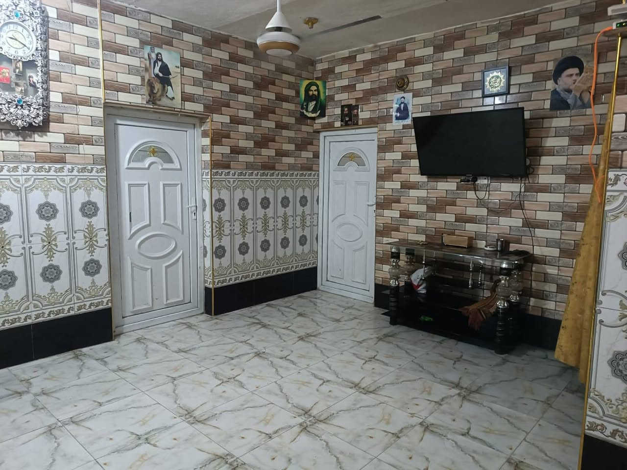 للبيع دار مساحه 200 متر استقبال +حولي +غرف نوم + مطبخ مع صحيات بيت كامل من كل شي خدمات كامله موقع مميز ركن مع حديقه العنوان الشعله باالقرب من مصور فؤاد مجمع الزهراء للاتصال *********** السعر 45 وبي مجال

