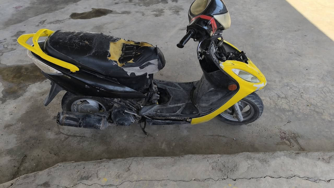 السلام عليكم كامكو جي فور غراضها جاهزه نقصها تريشة وحده ونقصها بريك خلفي فقط  كابريتر جديد سيم سكليتر جديد لايتات شغاله  الدراجة كسرت رنك فقط ماتعبك ولا اكذب عليك السعر 250وبيها مجال للاتصال ***********
